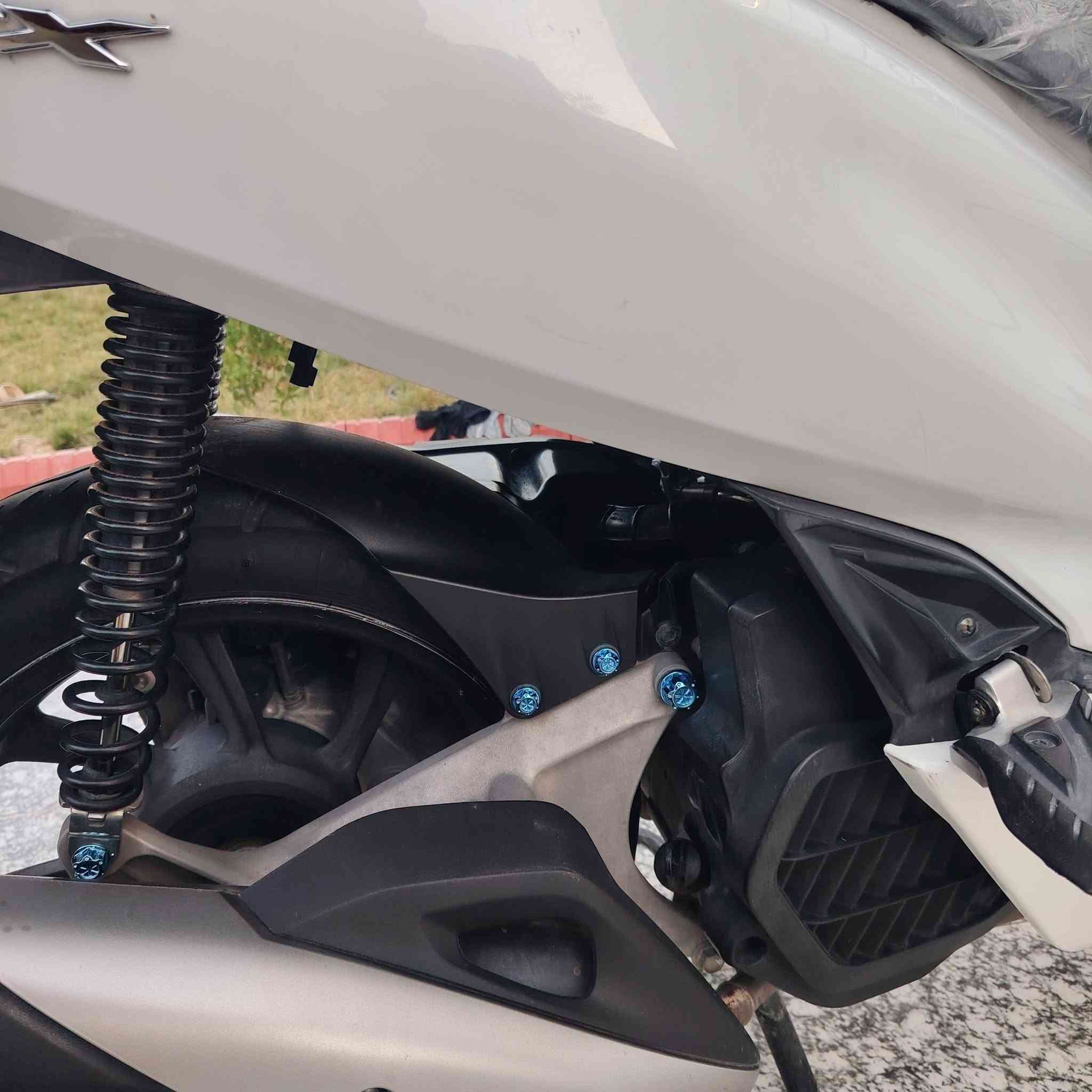 سلام عليكم.. PCX جيل ثالث  ياباني  JF  بصمه دكمتين عداد الكتروني  مكينه ما فتوح بيها برغي وكفرات بلاد  لون ابيظ صدفي  لسعر 17  ونص مكان واسط الموفقيه اتصال ***********
