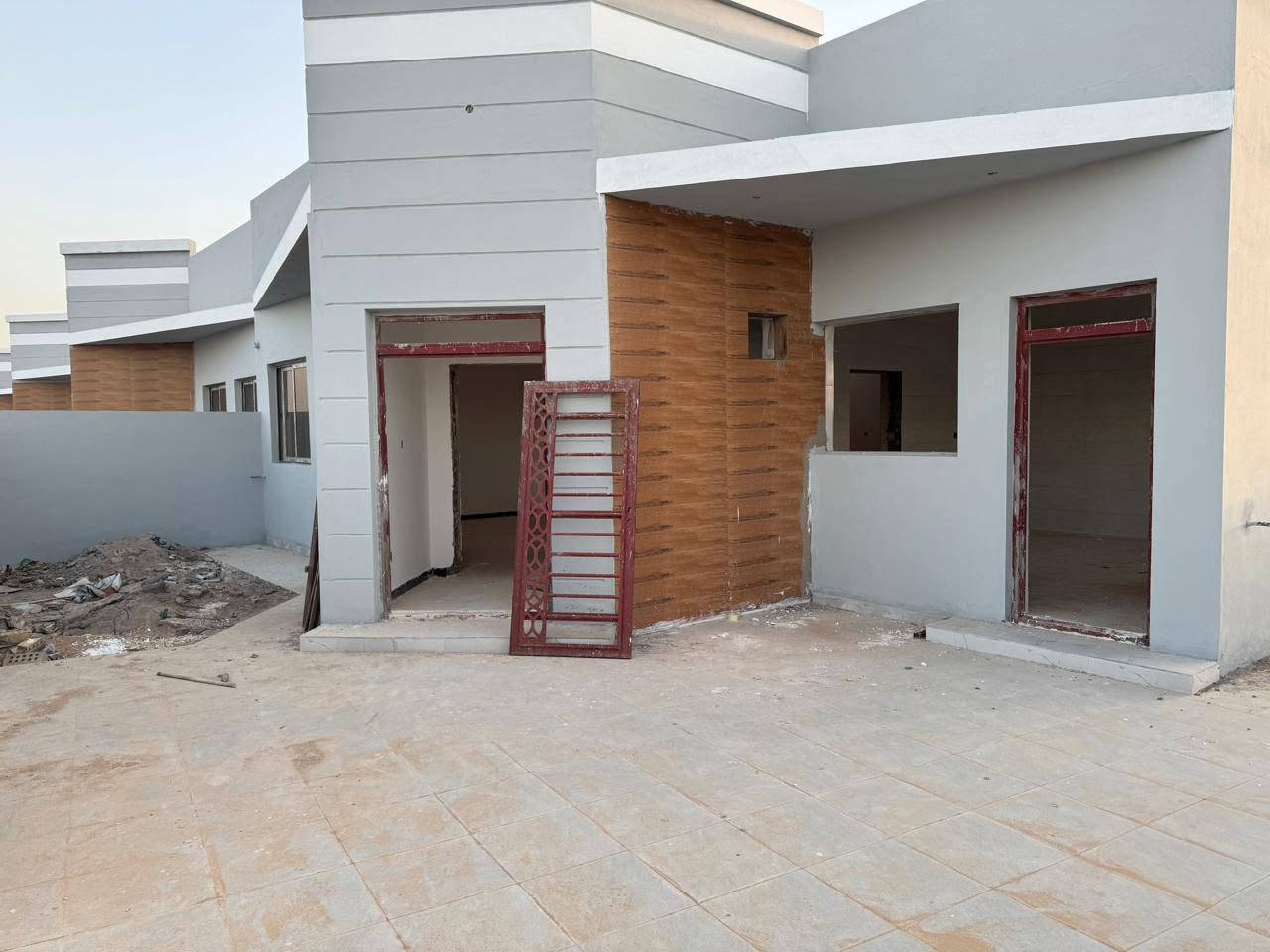 الفلوجه مجمع( الزهور ١)
خلف جامعة السراج 
قرب سيطرة الموظفين 
البيت ركن على شارع ٤٠ الشارع الرئيسي للمجمع
الشارع المجاور ١٥ 
المساحه (٣١٧) متر 
غرفتين وصاله وحمام ومطبخ 
البيت طابق واحد 
جاهز للسكن وباقي على شد الباب الخارجي حاليا 
سعر البيت (١٥٠) مليون كما موجود في العقد 
نظام التعاقد ليس على المصرف بل اقساط
دافع (٨٢) مليون نقدا
والباقي دفع اقساط (٧٤٠) الف دينار بالشهر .
‏‪***********‬‏
