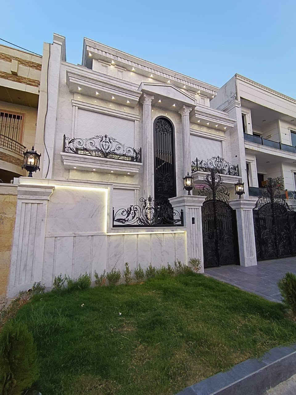 🏡🔥 **للبيع | بيت فاخر في المربع الذهبي – أربيل**

إذا كنت تبحث عن **الموقع المميز والفخامة وجودة البناء**… فهذا البيت يستحق المشاهدة 👌✨

📍 موقع استثنائي جدًا داخل **المربع الذهبي**
قريب من **شارع 100** ومقابل **مجمع إمباير ودريم ستي**، في واحدة من أرقى مناطق أربيل.

✨ واجهة **مرمر طبيعي**
🚘 شارع بعرض **15 متر** ومساحة واسعة أمام البيت
💥 المساحة: **200 متر مربع**
🛏️ **4 غرف نوم**
🏗️ بناء درجة أولى ومواد عالية الجودة
👑 ديكورات ملكية وتشطيبات راقية جدًا
🚿 **3 سويت ماستر** مع غرف تبديل ملابس
🍳 مطبخ حار وبارد
🛋️ صالتان + استقبال
🌳 حديقة خارجية + كراج + مدخل ملكي أنيق

🎥 **شاهدوا الفيديو للتفاصيل الكاملة وجمال البيت على أرض الواقع.**

📞 للاستفسار عن **السعر والتفاصيل والتواصل** يرجى الاتصال على:
***********
*********** أربيل, العراق
