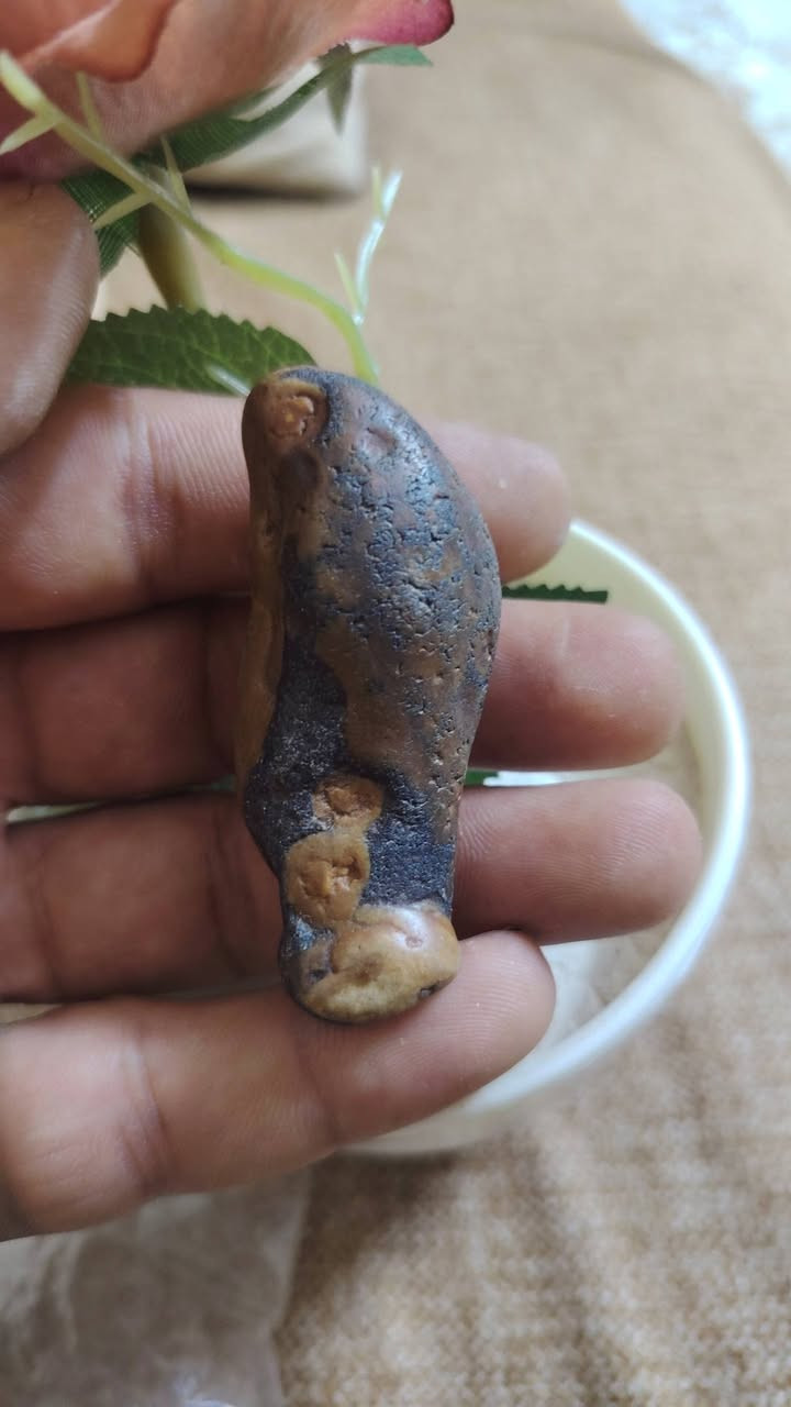 السلام عليكم لي اصحاب الخبره والي يعرف وينطي قيمن هذا الحجر للبيع علطتنيات ماكو داعي للشرح خاف تكولون يبالغ متع نضرك وراح تعرف شنو طاقت هذا الحجر فقط الي يعرف قمتن يتواص احترامي للجميع
