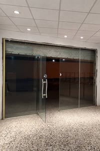 جامخانة مستعملة للبيع قياسات: 2.5 متر ارتفاع 4.5 متر عرض   استعمال سنة...