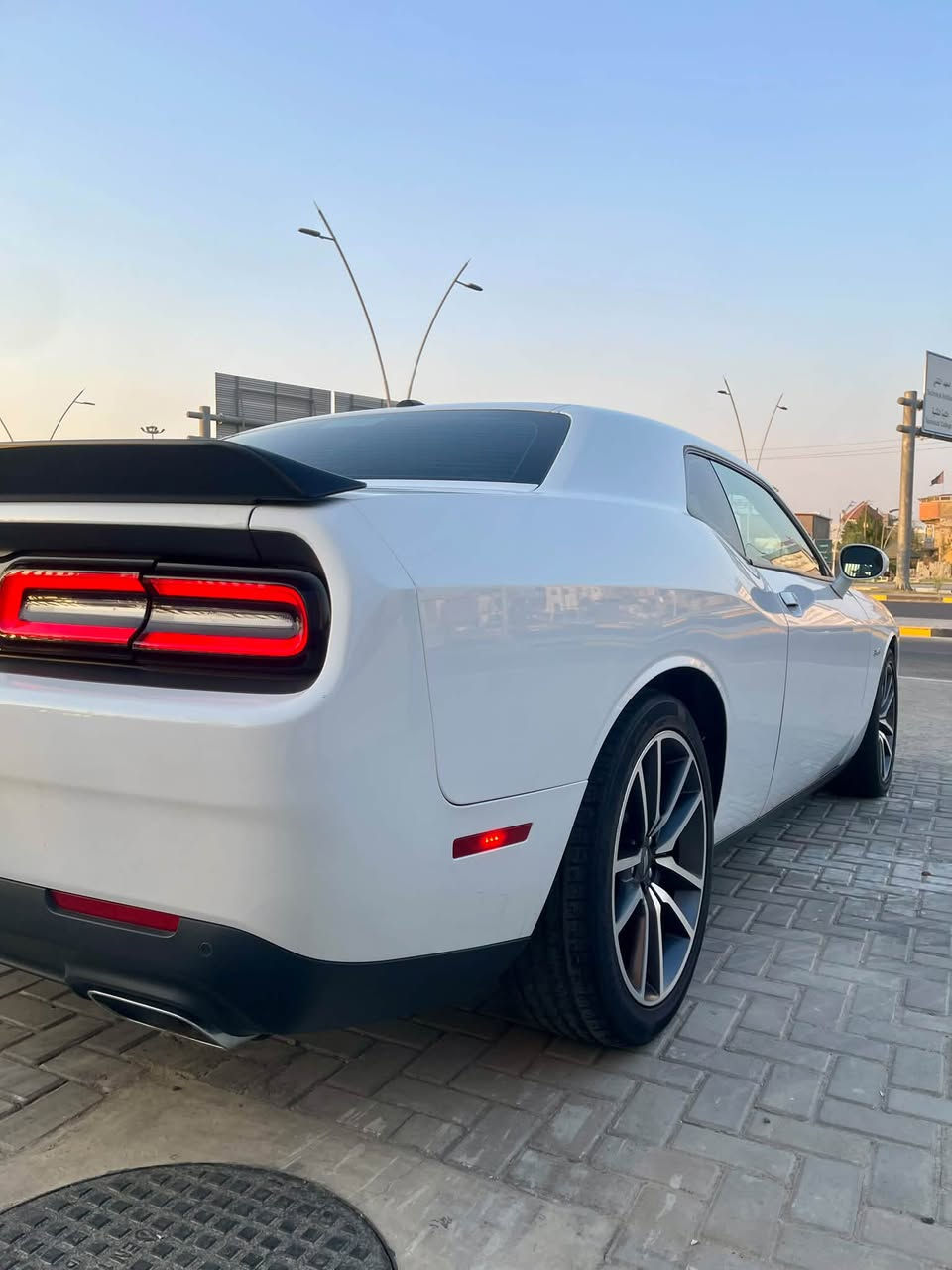 � للبيع دوج تشالنجر R/T HEMI موديل 
 موديل : 2023

🤍 اللون: أبيض
🏎️ المكينة: HEMI 5.7 R/T
📍 الرقم: بصرة
🛣️ الممشى: 43 ألف كم
⭐ Last Call اخر اصدار
✨ مواصفات وسط معروفة 

السيارة نظيفة ومرتبة وجاهزة على وضع الشركة، حادثها دعامية أمامية فقط و كصة البنيد صبغ مع بارد مكانين صغار، والسيارة ما بيها نقص.

⚠️ صور الحادث مرفقة بالمنشور

💰 السعر: 225$ قابل للتفاوض للجادين

📍 السيارة بالبصرة
☎️ *********** : للاستفسار والمعاينة
