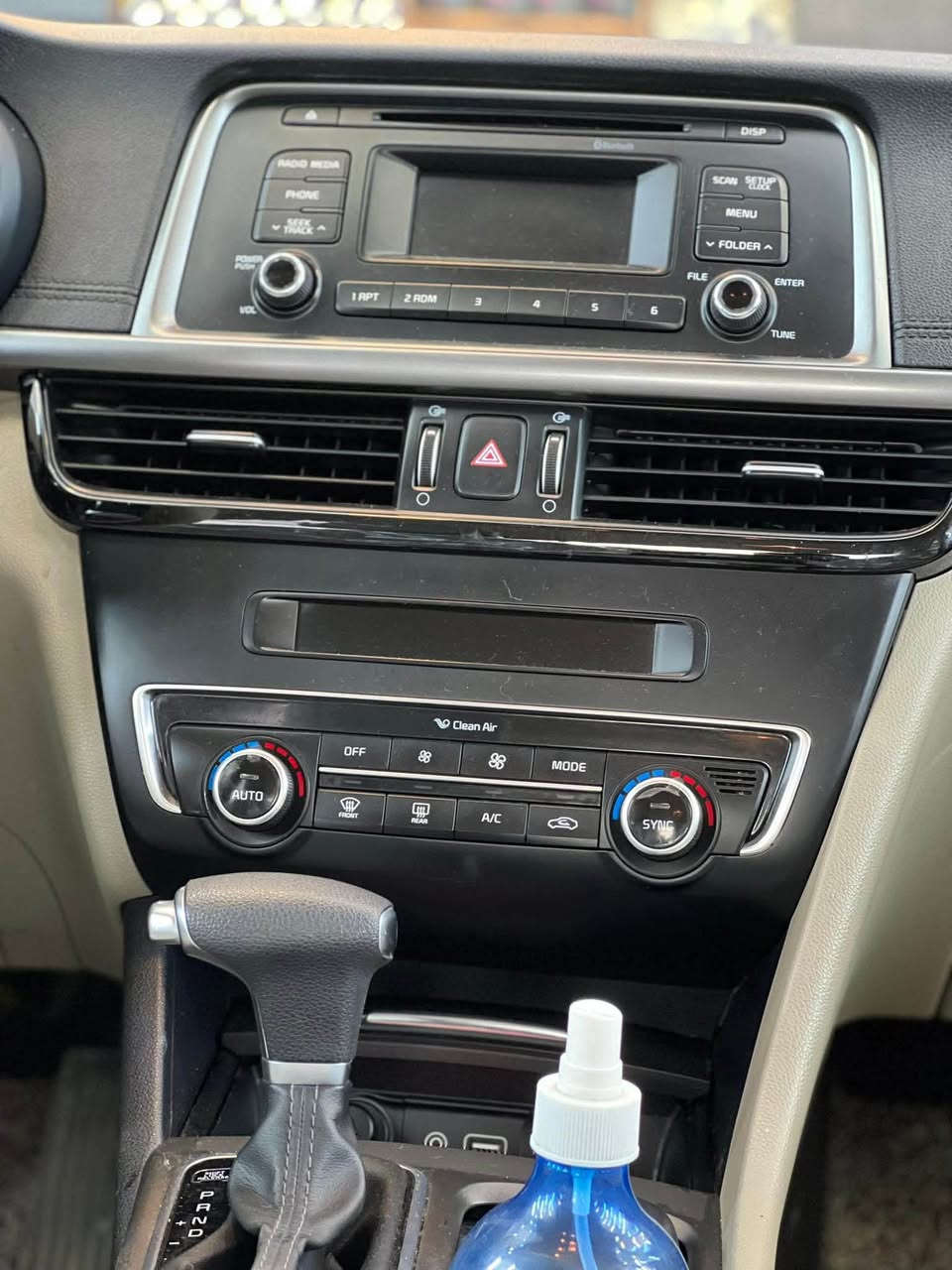 السلام عليكم للبيع كيا اوبتيما ٢٠١٩ خليجي رقم بغداد  محرك ٢٠٠ دوش المواصفات الاعتيادية سويج مو بصمة ماشيه ١٠٧ الف كيلو حقيقي السيارة كفالة عامة من الصبغ بيها شخط بالجاملغ الامامي الايسر ومذكور بالسونار وبيها بارد ممبين نهائياً بالباب الخلف السائق والسيارة على ايد صاحبها من الشركة وبعدها سياقتها بوضع الزيرو السعر ٢٠٥ ورقة وبيها مجال مكان السيارة الكوت@ للاستفسار الاتصال على الرقم ***********
