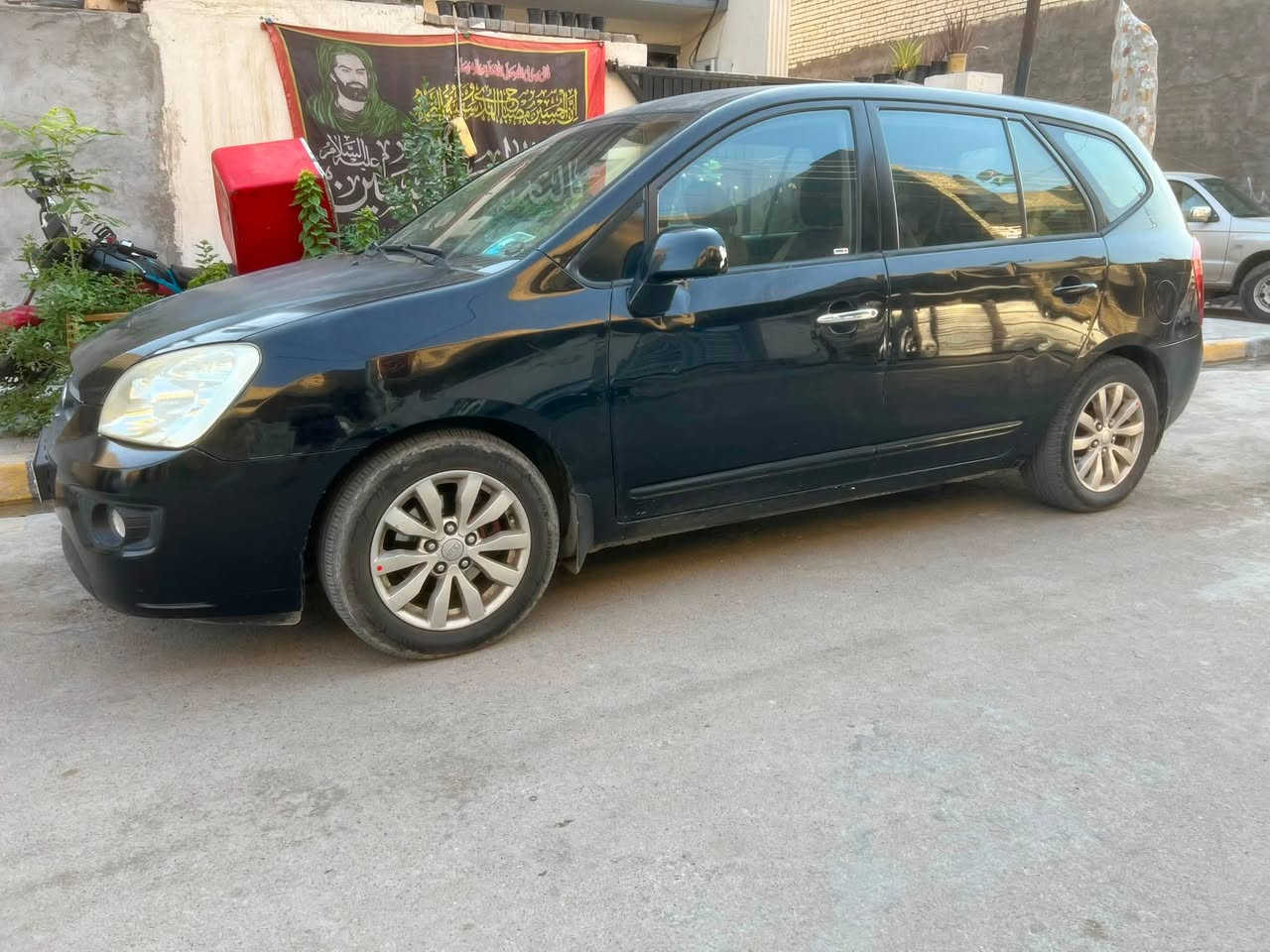 سلام عليكم للبيع كيا كارينز بيهة صبغ قطعتين جاملغ وباب خلفي موديل 2007 خليجي 7 راكب تبريد قطعتين مكينه 4 سلندر سيارة جاهزة من كلشي اي نقص مابيهة تبريد مكينه كير صدر تايرات دواخل كله تمام وجيد جدا سعر 80 باسمي مكاني بغداد الكرخ رقم هاتف ***********

