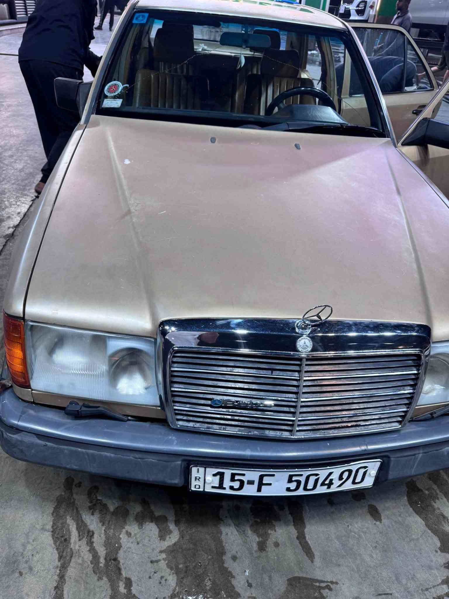 السلام عليكم ماسيدس دب 300 E موديل ١٩٨٩ فول مواصفات السياره كله شغاله تبريد مكهربائيات فتحه بلسكف مابيه قطره صبغ  على وضع الشركه رقمه انبار بسمي تحويل باي مكان *********** رايده ب٥٤ ورقه وبيه مجال
