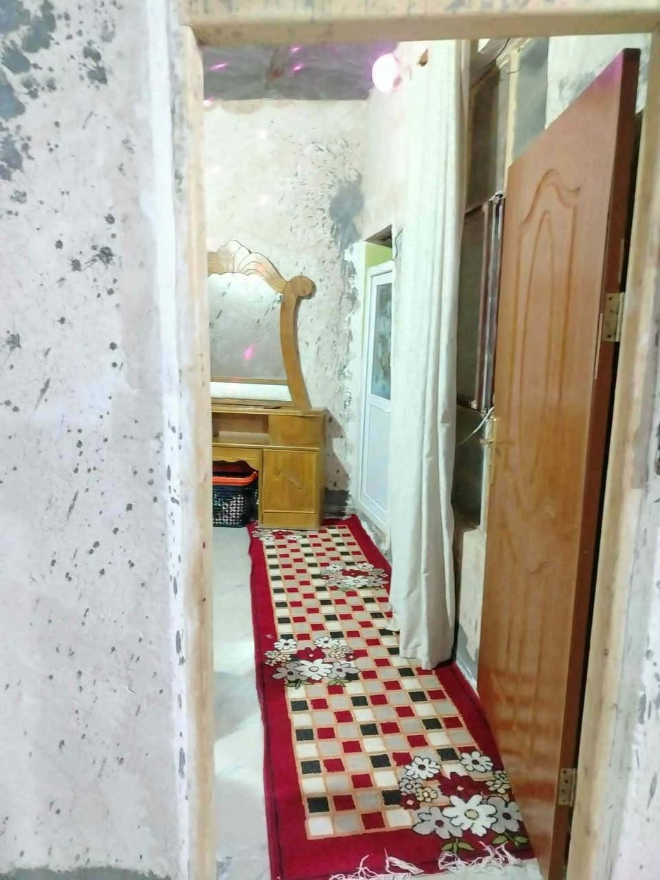بيت 100 للبيع السعر 16 وبي مجال
بيت 100 متر ع شارع مباشر للبيع 
سند 25 مداور بأسمك مباشر
غرفة واحدة وصالة كبيرة ومطبخ وصحيات خارجية وداخلية واستقبال
عنوان خلف عمارات الزيتون السكنية طريق سيد هاشم
بناء حديث

نص مكتوب في الصور:
- HONOR X9c