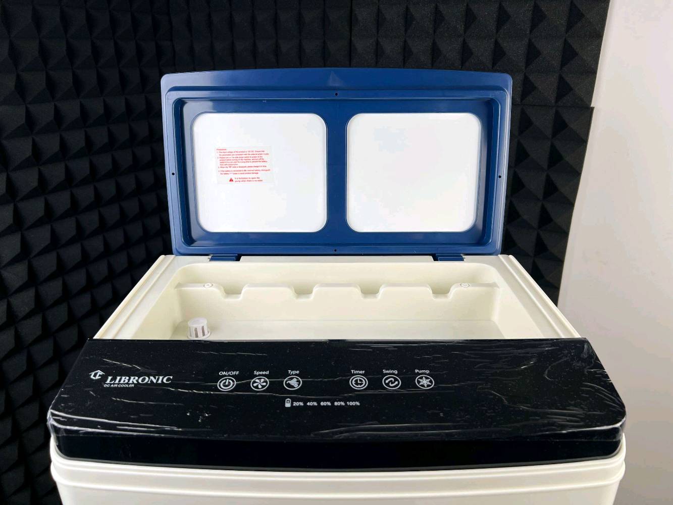 مبردة الهواء الشحن المحمولة ليبرونك - محرك نحاس 100% باستهلاك 50W، بطارية ليثيوم، منفذ USB لشحن الهواتف، وريموت كنترول

الاستخدامات:

التبريد الفعال عند انقطاع الكهرباء: تضمن لك تدفق هواء بارد ومنعش أثناء انقطاع التيار الكهربائي بفضل بطارية الليثيوم الداخلية القوية ونظام التغذية المرن.

تبريد الغرف، الصالات، والحدائق: مثالية لاستخدامها داخل منازلكم، المكاتب، أو الشرفات والجلسات الخارجية لتخفيض درجات الحرارة.

ترطيب وتنقية الهواء: تعتمد على تبخير المياه عبر حشوات الكرتون من 3 اتجاهات لتصفية الأتربة وتلطيف الجو الجاف.

المميزات:

محرك نحاس نقي 100% باستهلاك اقتصادي (50W): مجهزة بمحرك نحاسي عالي الكفاءة يضمن عمراً أطول وتشغيلاً هادئاً باستهلاك طاقة منخفض جداً بقدرة 50 واط.

لوحة تحكم لمسية مع مؤشر بطارية خماسي (LED): واجهة تحكم علوية أنيقة توضح مستوى شحن البطارية بالدقة (20%, 40%, 60%, 80%, 100%) مع أزرار لمس لـ (التشغيل ONOFF، السرعة Speed، النمط Type، المؤقت Timer، التوزيع Swing، والمضخة Pump).

لوحة خدمات جانبية (منفذ USB ومخارج إضاءة DC 12V): تتضمن منفذ USB مدمج لشحن الموبايلات والأجهزة عند انقطاع الكهرباء، بالإضافة لمخارج مخصصة لتشغيل إضاءة LED.

خزان ماء علوي مع غطاء أنيق: يحتوي الجزء العلوي على حوض إضافي لإضافة الماء ومكعبات الثلج تحت غطاء أزرق منقوش بالزهور.

توزيع كرتوني ثلاثي الأوجه: حشوات كرتونية عالية الكفاءة على الجانبين والخلف لزيادة مساحة التبخير وتبريد الهواء بأقصى سرعة.

طقم ملحقات كامل (علبتان ثلج + ريموت + 4 عجلات): تأتي مع علبتين كريستال ثلج (Ice Boxes) لزيادة البرودة، ريموت كنترول للتحكم عن بعد، و4 عجلات هيدروليكية مع براغي التركيب لنقلها بسهولة بين الغرف.

الملاحظات:

تركيب العجلات الأربع: اقلب المبردة برفق وثبت العجلات الأربع المعدنية في الفتحات السفلية باستخدام البراغي المرفقة لسهولة التحريك والتثبيت.

التعبئة واستخدام علب الثلج: افتح الغطاء الزجاجي العلوي املأ علبتي الكريستال بالماء وجمدّهما في الفريزر ثم ضعهما في حوض المياه العلوي مع إضافة الماء الصافي للحصول على هواء مثلج.

التشغيل والشحن واستخدام منفذ الـ USB:

شغل المفتاح الجانبي الرئيسي لتفعيل المبردة.

استخدم محول الشحن المرفق (175 سم) للتوصيل بالكهرباء؛ تتبع مستوى البطارية من خلال أضواء الـ LED الخماسية على لوحة اللمس (20%-100%).

يمكنك استخدام منفذ الـ USB الجانبي لشحن الموبايل فورياً أثناء انقطاع الكهرباء.

زر التحويل الجانبي: استخدام الزر الجانبي لأختيار وضع التشغيل اذا كنت ترغب بتشغيل المنتج على الكهرباء المباشرة او الشحن الداخلي.

القياسات والأبعاد الفنية:

القدرة الكهربائية: 50 واط (50W).

نوع المحرك: نحاس نقي 100% (100% Copper Motor).

فولتية التشغيل: 220-240V ~ 5060Hz مع دخل طاقة DC 12V.

نوع البطارية: بطارية ليثيوم قابلة للشحن (Lithium-Ion Battery).

أبعاد المنتج الفعلي: طول 42 سم × عرض 34 سم × ارتفاع 90 سم.

أبعاد كرتون التغليف: طول 48 سم × عرض 40 سم × ارتفاع 90 سم.

طول سلك الشاحن: 175 سم (1.75 متر).

الضمان: ضمان 12 شهر.
