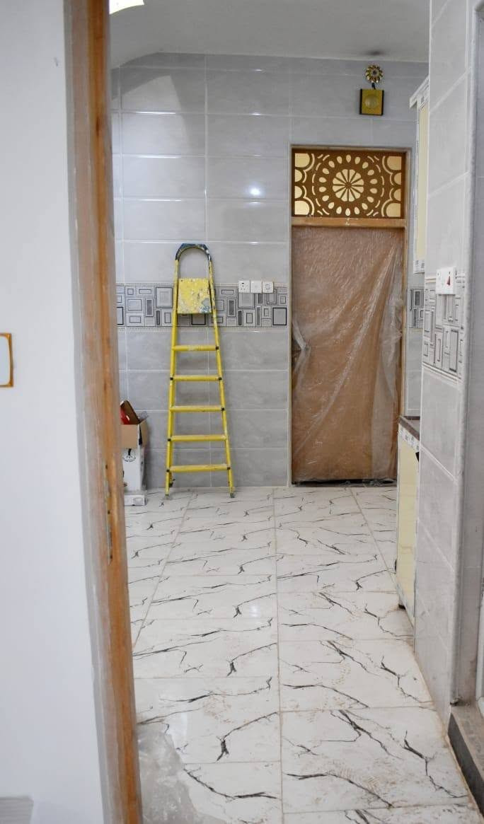 🏡 بيت طابقين جديد كلياً للبيع – موقع استراتيجي وتفاصيل دقيقة ✨
فرصة عمر ما تتفوت! بيت جديد كلياً من الأساس (محد ساكن بيه نهائياً)، كامل مكمل وجاهز للسكن الفوري.
📍 تفاصيل الموقع والعنوان:
• الموقع العام: يبعد 5 دقائق بس عن الجزيرة السياحية.
• الموقع الدقيق: صاير بالمنطقة الممتدة بين المركز وجامع أبو الزهراء.
• تفاصيل الشارع: يقع ببداية الفرع، والفرع عريض وسهل الدخول والخروج، وقريب حيل ع الشارع الرئيسي.
📐 المساحة ومواصفات البناء:
• المساحة: 100 متر (الواجهة 5 متر).
• نوع السند: 25 زراعي (قرار محكمة).
• البناء: أساس رفت مسلح والبناء بلوك قوي.
• السطح: طابقين وياها سطحين كاملات شتايكر.
• الخدمات: تأسيسات ماء وكهرباء كاملة ومجهّزة.
• الصحيات: تواليت خارجي + حمام داخلي وتواليت غربي.
التقسيم والمساحات الداخلية:
• الاستقبال: 5.5m × 3.5m
• الغرفة الجوه: 4.5m × 3.5m + ترك
• الغرفة الفوگ: 5.5m × 4.5m + بيتونة
🛋️ الأثاث والملحقات (جديد غير مستخدم):
• الاستقبال: برادي فاخرة درجة أولى + ميز تلفزيون حديث.
• المطبخ: كاونتر جديد مفصل على قعدة المكان + فتحة مفرغة دفن بالحايط جاهزة وياها مفرغة جديدة بس تشدها.
📞 للتواصل والمعاينة والاستفسار عن السعر:
[*********** واتساب وافهمك]
