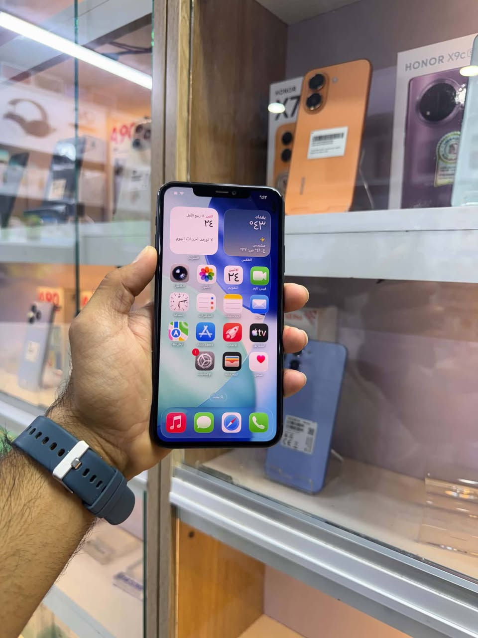 ايفون 11بروماكس امريكي ذاكره 256  مكفول فقط هاي نقطه سوده لبي كلشي مامبدل البطاريه 79 الفيس ايدي متوقف فقط السعر مناسب 230 وبيه مجال بسيط الاستفسار خاص او الاتصال ***********
