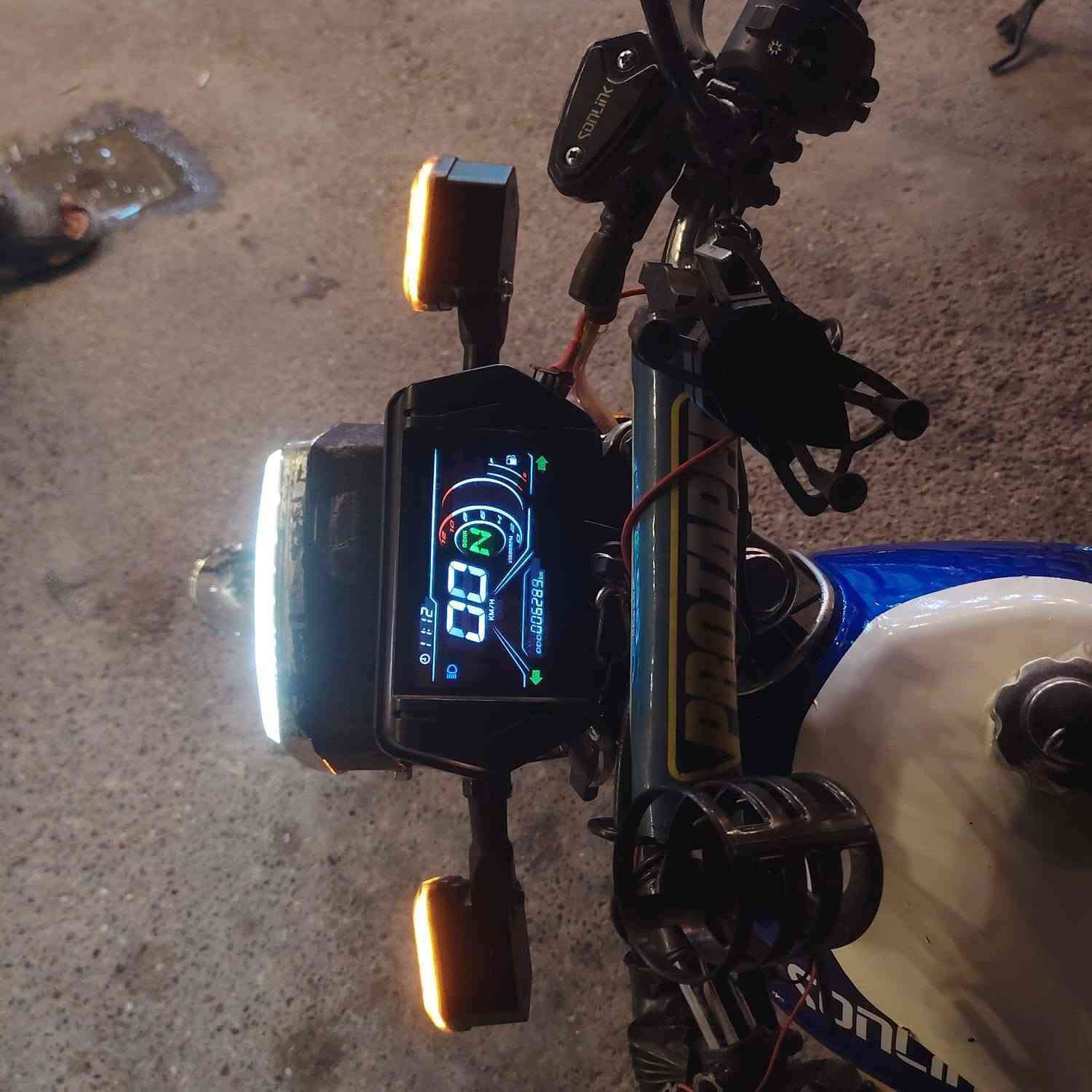 سيفان 2025
ضاغطه وزنجيل 150cc
نواقصها فحمات سلف والويل الامامي بي عواج خفيف غير هاذ كلشي ماكو
+الخَوذه مالتها اخت الجديده سماعات ولاقطه شغاله وزلغ مابيها  ووياها الجنطه مال الدلفري هم جديده سعرها كامل هيه والدراجه840  وبيها مجال قليل مكاني العلم ***********
