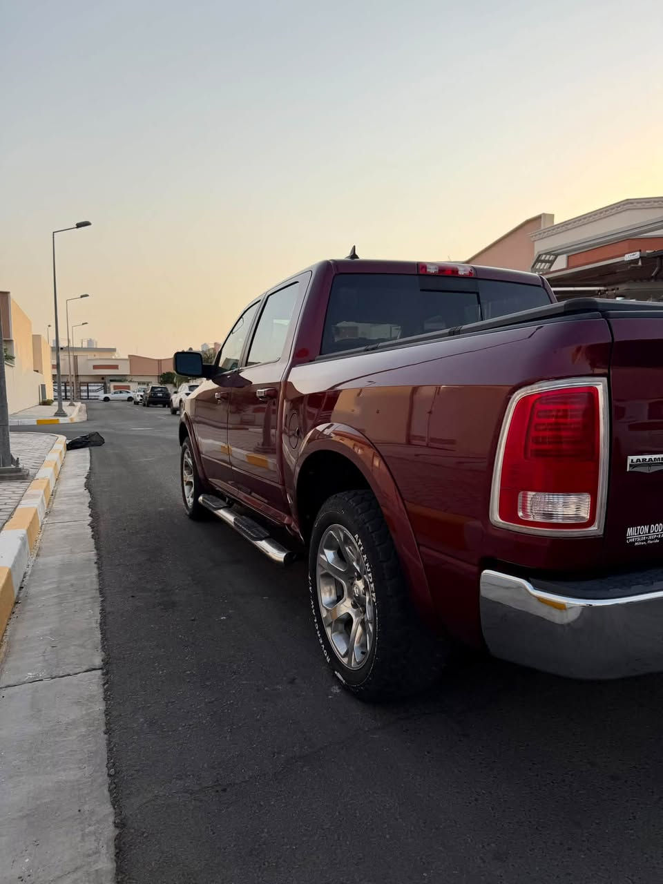 RAM Laramie 2018
رام لارامي ٢٠١٨
لون ماروني ميتالك
باب طويل بدي قصير المرغوب 
دواخل جلد بيج مع جوزي وصاج بلاد
مكينه 6v
رقم الماني جديد مميز  
كشنات كهربائية مع خزن و مفصولة
تبريد قطعتين 
كشنات تبريد وتدفئة مع تدفئة ستيرن
دوسة البانزين والبريك متحركات كهربائيات
شاشه كبيرة 
كامره خلفية متحركة 
ويل كب كروم حجم ٢٠ انج
الجامة الخلفية كهربائية
لايتات زنون ليزرية
نضام صوتي مع دمام كبير تحت الكشنات pioneer 
غطاء بدي
منضومة غاز ايطالية مع خزان غاز ٢١٠ لتر
حادث جانبي جاملغ جهة السائق / مبدل ومصبوغ مع البنيد / بجم بلادي مابي شي
البصرة - مجمع الامل السكني
السعر 179 ورقة
للتواصل واتساب او اتصال
***********
