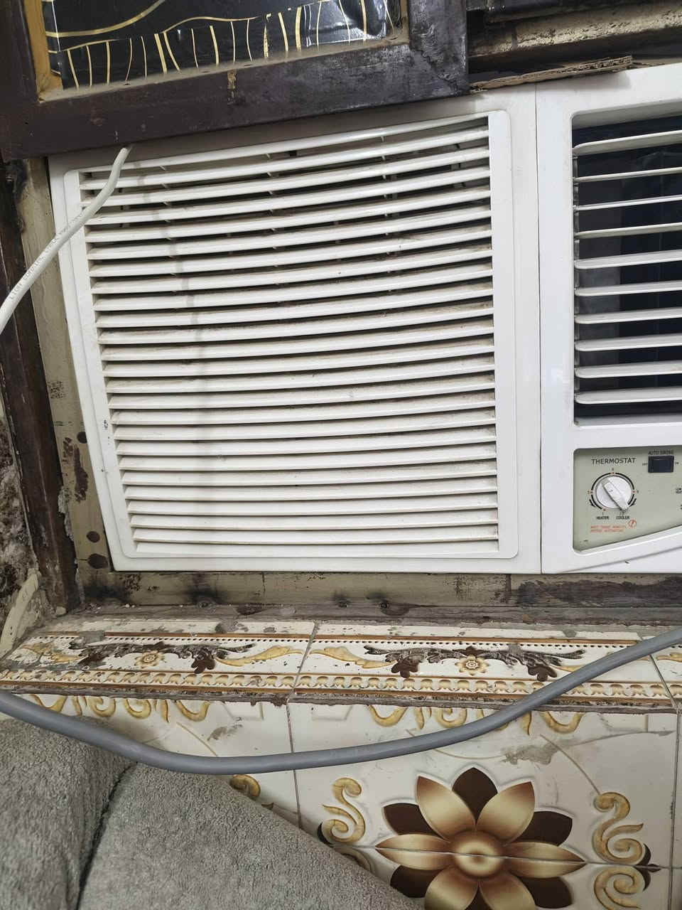 . سلام عليكم مكيف  البيع جديد وتبريده ثلج تجي اتشغله وتشوفها ..  300 وبي مجال شويه .العنوان مواصلات .. واتساب .. ***********
