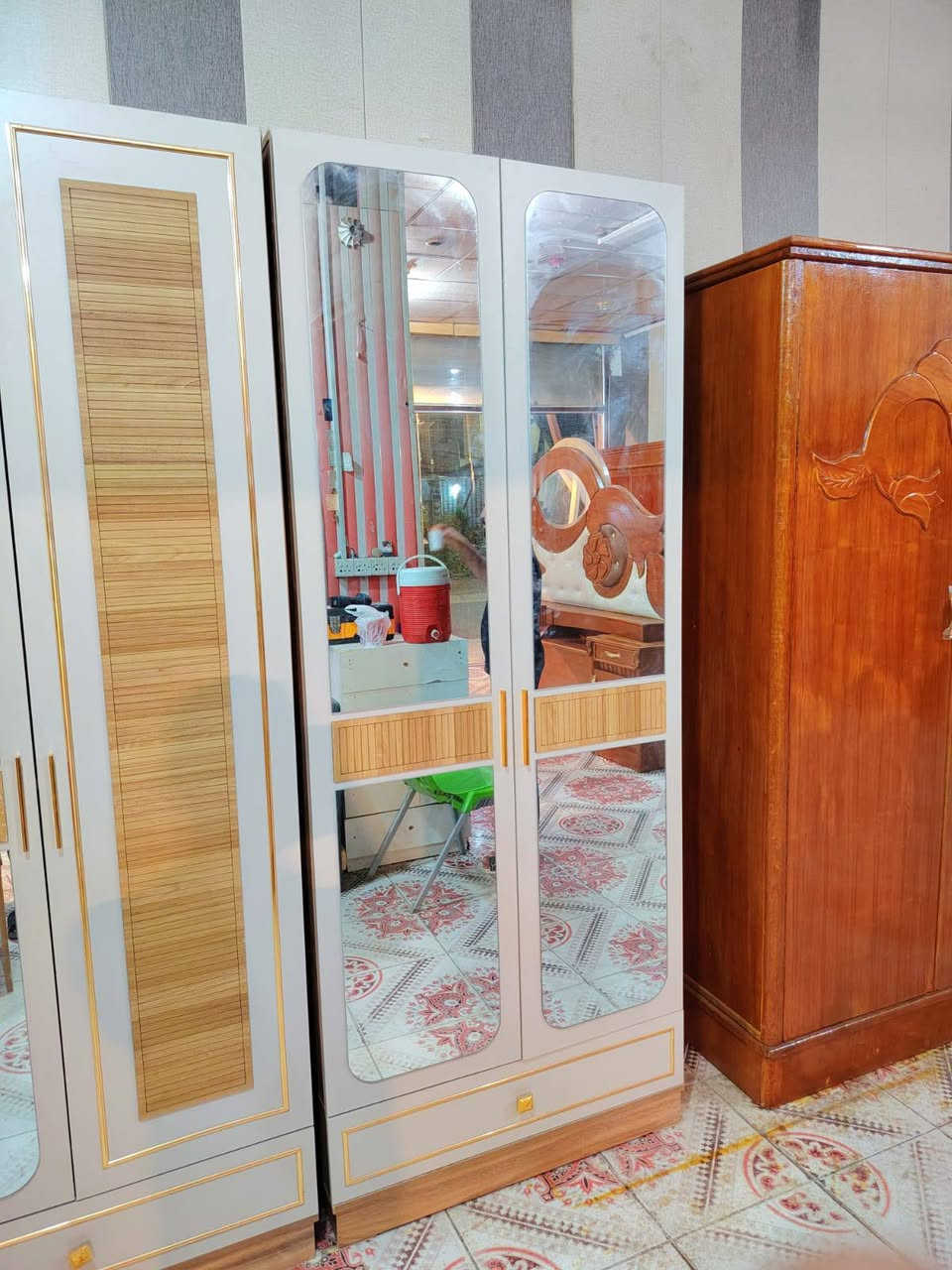 سلام عليكم غرفه تركي صلي 10قطع موديل حديث 8باب غرفه فول جديد كلش العنوان ميسان حي العامل قرب صيدليه ومجمع الشاكرين رقم الهاتف *********** بي واتساب عمارة, ميسان
