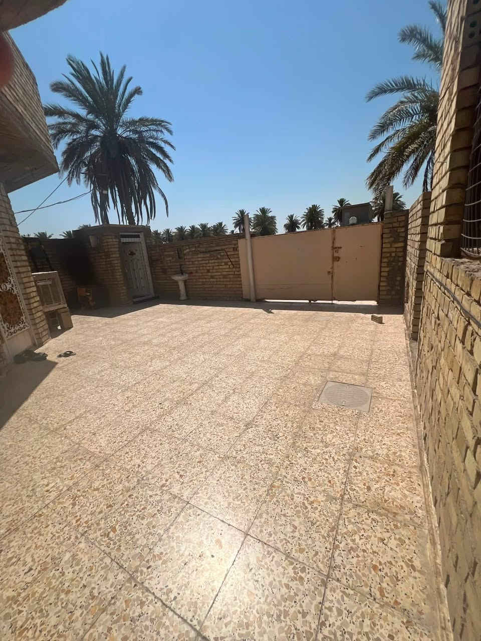 السلام عليكم يوجد بيت للبيع مساحه ٣٧٥ الموقع جسر ديالئ الجديد حي الزهراء اقرب نقطه دالى خلف مدرسه ذاريات الحريري الاتصال على صاحب الدار السعر خاص ***********
