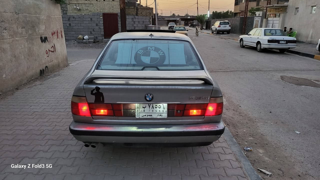 للبيع BM 535 e34
موديل 1989 
اصلها 92
فتحه 
كشنات جلد كهربائي 
تبريد ثلج 
كير مكينه شداهن حاويه 
كهربائيات كلها شغله 
صدر خلفي امامي 
بيها اكسل 3.15 يعني شلعه ومعدل 
السياره جارده حتاجلها صبغ بيها طخه جاملغ خلفي 
السعر 39 وبيها مجال بسيط عنواني بغداد ابو غريب صناعه حي الرساله 
***********
