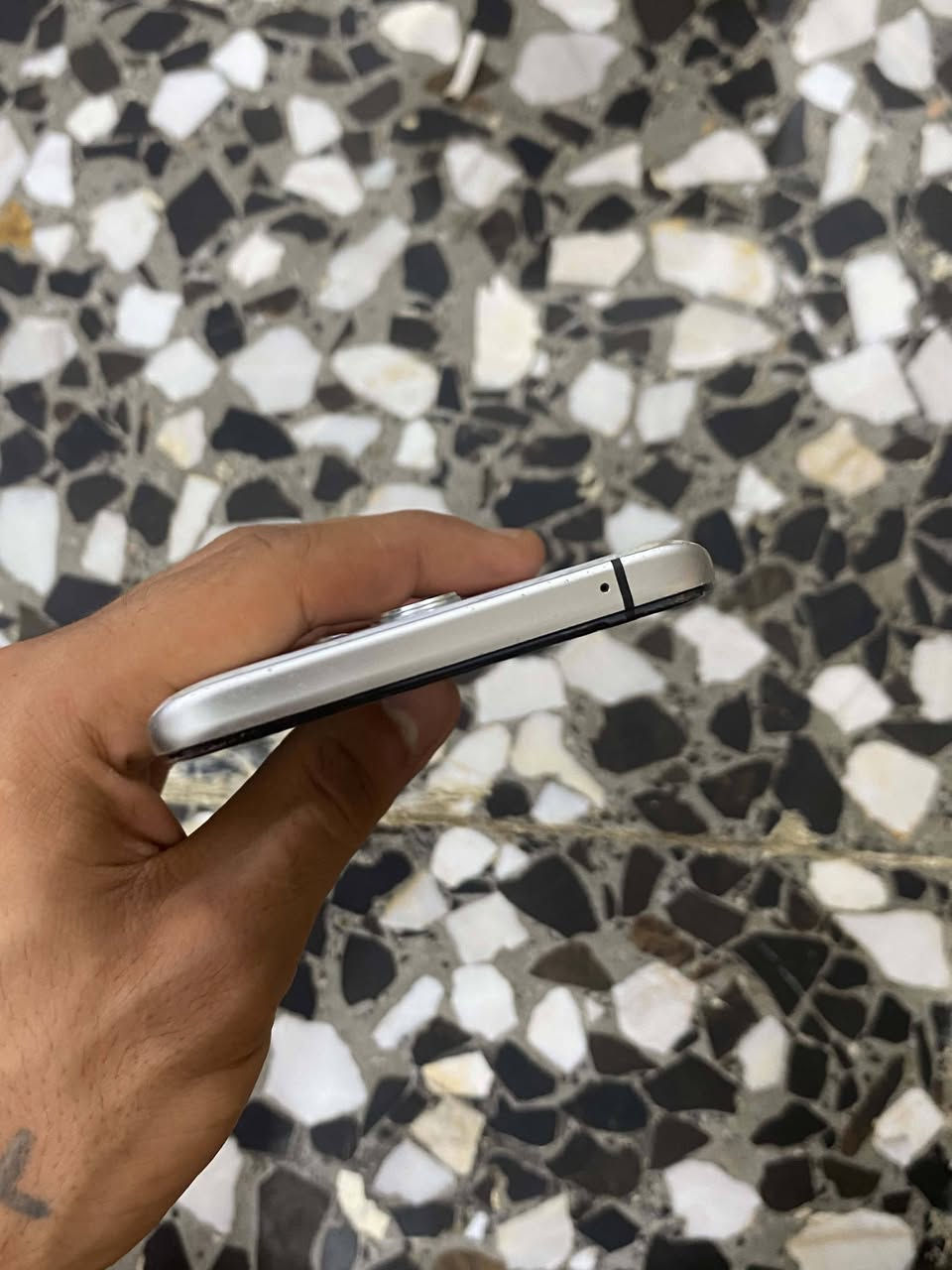 realme X2 Pro90افريم بلواتساب***********نالجهاز ملحقاته كامله سعر250وبي مجال الشراي
الشاشة: Super AMOLED، حجم 6.5 بوصة، بدقة FHD+، بتردد 90Hz، وحماية Gorilla Glass 5.المعالج: Snapdragon 855 Plus، تكنولوجيا 7 نانو، مع معالج رسومي Adreno 640.الذاكرة: رام   8   جيجابايت، مع تخزين 128  جيجابايت.الكاميرا الخلفية: رباعية؛ 64 م.ب (رئيسية) + 13 م.ب (تقريب) + 8 م.ب (واسعة) + 2 م.ب (عزل).الكاميرا الأمامية: بدقة 16 ميجابكسل.البطارية: بسعة 4000 مللي أمبير.الشحن: شحن سريع بقوة 50 واط (SuperVOOC).الخامات: ظهر زجاجي (Gorilla Glass 5) مع إطار ألومنيوم، والوزن 199 غرام.إذا كنت ترغب في مواصفات ميزة محددة بالهاتف، حدد لي التالي:تفاصيل أداء المعالج والألعابتفاصيل قدرات تصوير الكاميراتتفاصيل سرعة شحن البطاريةتفاصيل سرعة شحن البطاريةالتقنية: يدعم الشحن السريع بقوة 50 واط بتكنولوجيا SuperVOOC Flash Charge.الوقت: يشحن البطارية من 0% إلى 100% بالكامل في غضون 35 دقيقة فقط.الأمان: يحتوي على نظام حماية خماسي الطبقات لمنع ارتفاع حرارة الهاتف أثناء الشحن.الشاحن: يأتي رأس الشاحن السريع بقوة 50 واط وكابل الشحن الأصلي داخل
