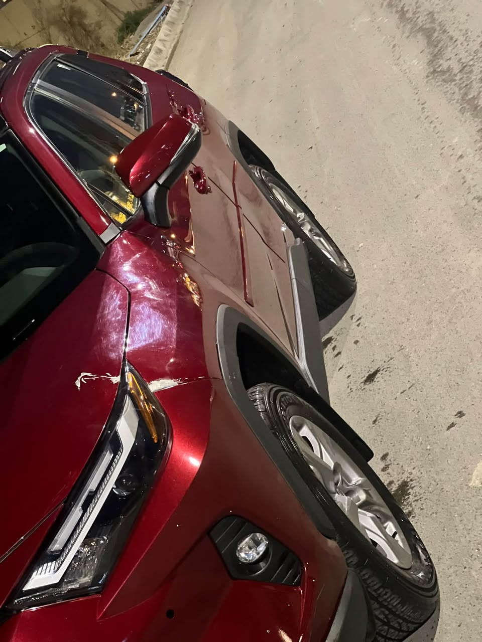 🚨 للبيع: تويوتا راف فور (Toyota RAV4) - فئةXLE HYBRID 🚨
🚨 للبيع: تويوتا راف فور (Toyota RAV4) - فئة Xle HYBRID  موديل ٢٠٢٤🚨

✨ السيارة بحالة ممتازة جداً - الفئة الرياضية والأعلى رغبة (اقتصاد وقوة مذهلة) ✨

​⚙️ المحرك والأداء:

​المنظومة: محرك 2.5 لتر 4 سلندر + منظومة هايبرد Hybrid (اقتصادية جداً في استهلاك الوقود).

​القوة: 219 حصان مع تسارع وقوة ممتازة.

​نظام القيادة: دفع رباعي ذكي مستمر (AWD-i) مع وضعيات قيادة متعددة (Eco / Sport  / Normal).

​ناقل الحركة: أوتوماتيكي سلس متطور (e-CVT).

​🚘 المواصفات الخارجية (XLE Sport Package):

​التصميم: لون احمر مميز .

​اللمسات الرياضية: شبك، صدامات، حواف العجلات.

​سكك (عارضات) تحميل على السقف.

​الويل كب : ألمنيوم مقاس 17.

​الصندوق الخلفي: فتح وإغلاق يدوي.

​الإضاءة: مصابيح أمامية وخلفية LED متطورة.

​🛋️ المقصورة الداخلية والرفاهية:

​المقاعد:مخمل  للمقاعد الأمامية + تحكم كهربائي بمقعد السائق.

​الشاشات:

​شاشة عرض وسطية تعمل باللمس تدعم Apple CarPlay و Android Auto.

​شاشة عدادات رقمية (دجتال) أمام السائق.

​التكييف: أوتوماتيكي ممتاز مزدوج المناطق (Dual Zone) مع فتحات تكييف خلفية.

​🛡️ أنظمة الأمان والسلامة (Toyota Safety Sense):

​المرايا الجانبية: تحتوي على رادارات / نظام التنبيه للنقاط العمياء (Blind Spot Monitor).

​الرادار الأمامي: مثبت سرعة تفاعلي/تكيفي + نظام الحفاظ على المسار والتنبيه عند الخروج عنه.

​الكاميرات: كاميرا خلفية ملونة مع حساسات مساعدة.

​📌 اللوحة / :  (بغداد / حرة تحويل ثاني يوم ).

📌 موديل / ٢٠٢٤

📌 حالة السيارة: (  حادثها  بجم ضربه صطحيه بدون دواخل وايرباك  عدا حادث أمريكا).

📍 الموقع: (بغداد / حي الجهاد).

📏 المسافة المقطوعة (الممشى): (@٨٠.٠٠٠الف كيلومتر قابل للزيادة ).

💰 السعر المطلوب: (٢٢ الف دولا ٢٢٠ورقة بيها مجال جدا قليل ). مكان حي الجهاد نقصه فقط صبغ موضحه بصور 

​📞 للتواصل والاستفسار:

​رقم الهاتف***********

​واتساب:*********** ]

⭕️
