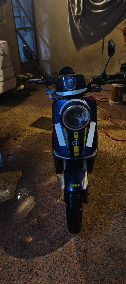 R11 2025 
نضيفه بس بدون بطاريات والصندوق مايقفل 
٣٠٠ وبيه مجال
البصره القبله 
واتساب ***********

