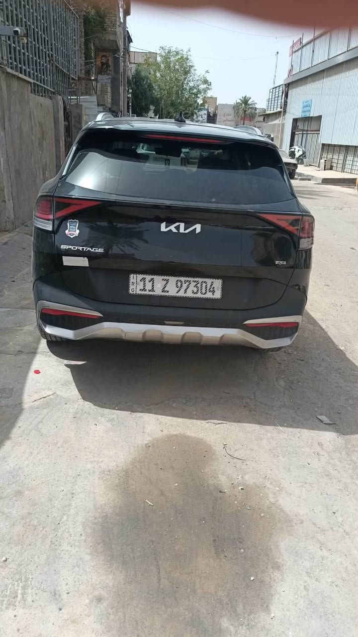 سبورتج 2023 باسمي بيه طخه بسيطه بين الجاملغ الخلفي والباب صور الحادث ويه الصور وبيه رصعه بسيطه بلقماره بسبب التحميل السعر 160 مكان السياره مدينه الصدر رقم 
***********

نص مكتوب في الصور:
- قص