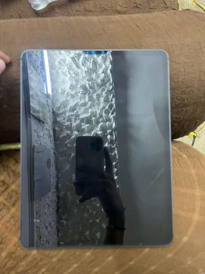 ايباد برو • ١٢.٩ بوصه • ١٢٨ غ.ب