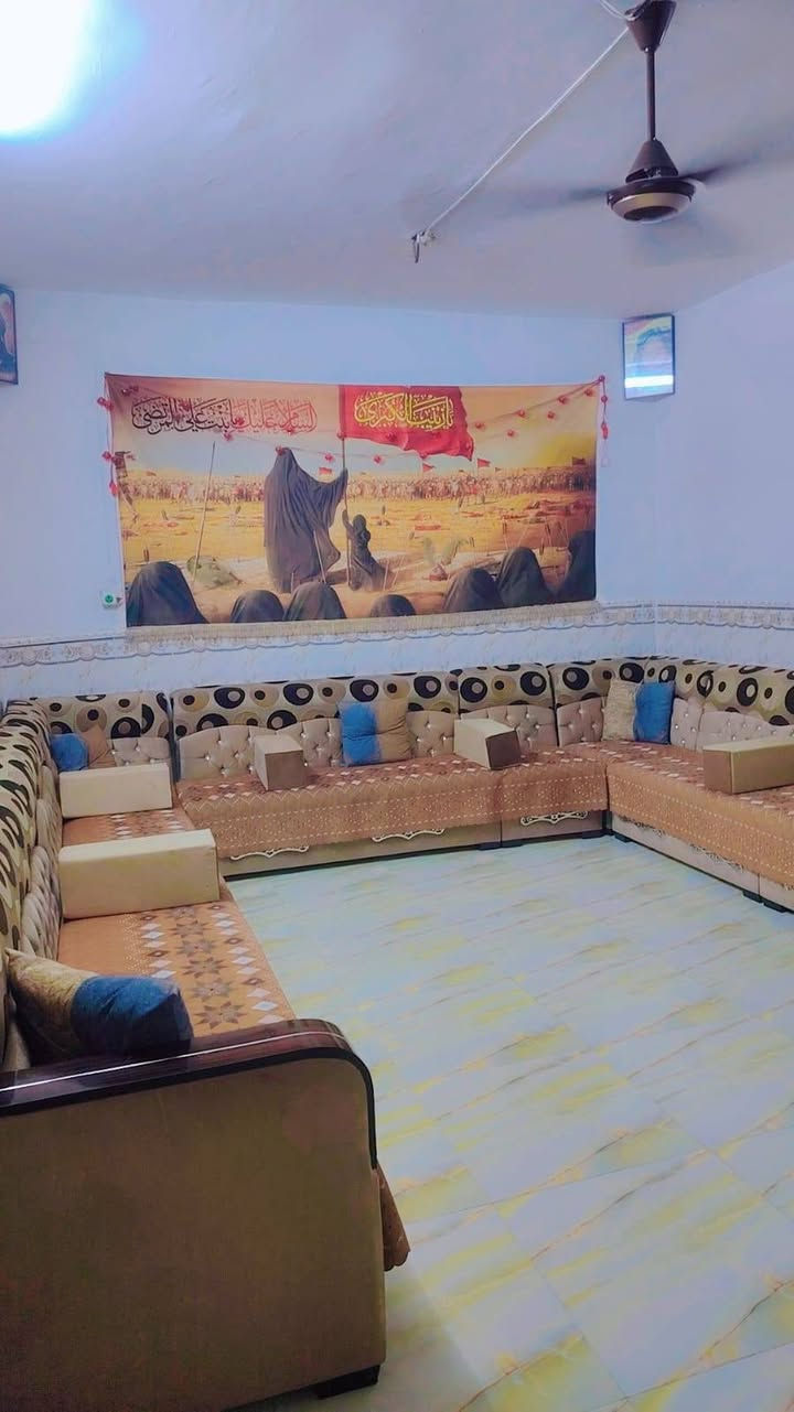 السلام عليكم بيت للبيع طابو صرف مساحة 160 متر
السقف صب تسليح  حي الرساله قرب ثائر رنو خلف مدرسة بغداد
استقبال 6/4
هول 4/4
مطبغ 3/3
غرفة نوم 5/4
وبي غرفة مع بيتونه  طابق ثاني سندويج 
كراج سيارة وحديقة
الاستفسار ***********
