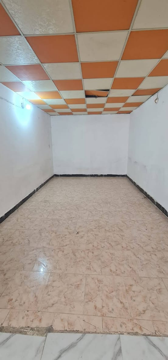 شقه 200متر متكون من غرفتين وصاله ومطبخ وتخاريج وسطح اجار 250 عنوان حي العسكري قرب فلكه الهنديه رقم موبايل ***********
