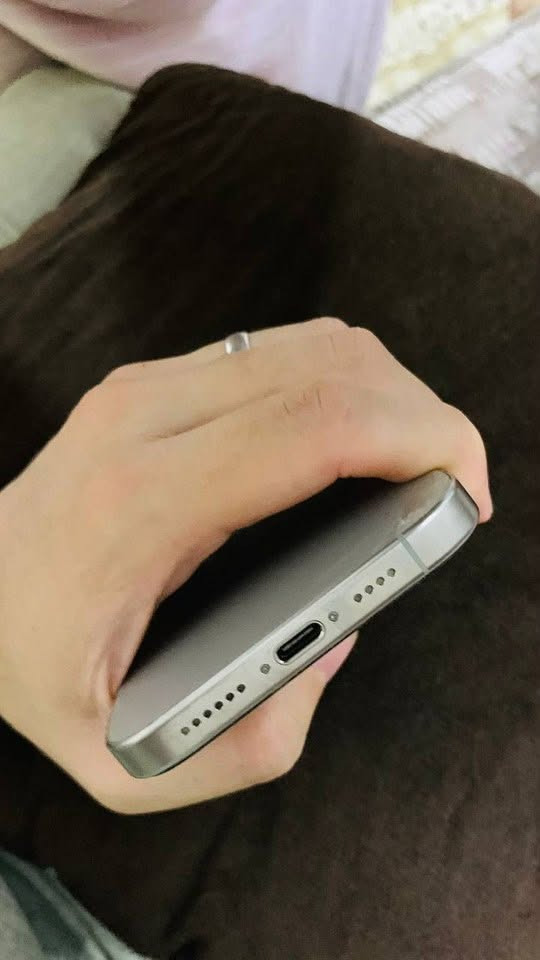 16 برو ماكس
تيتانيوم 
256
بطارية ٩٣
مشحون ٣٧٣

الضرر فقط بالضهر كما موضح بالصورة جهاز ممفتوح بلادي 

1300 وبي مجال حك الجية  

واتساب فقط ***********
