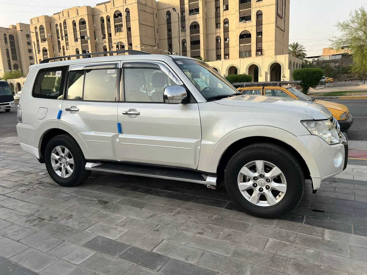 باجيرو 2010 حبتور فول مواصفات لون ابيض صدفي حجم المحرك 3500 رقم  بغداد دولي بدون حادث  سيارة  مكفوله كفاله عامه فقط جاملغ امامي صبغ  بدون دواخل وشبر بارد معروفه هزه جديده  خليجي السياره جديده مال جناي فورويل نضام دفلوك كشنات كهربائي اشارة بل مري شفط تحكم ستيرن مسجل بلادي اصليه فتحه تبريد ثلاث قطع حساسات خلفيه زاد ثلاجه تخم تاير كير مكينه حداديه خير من الله سياره جديده لوك محرك 6السعر 128  اتصل وبيك خير وتدلل ***********مكان السياره بغداد الكرخ
