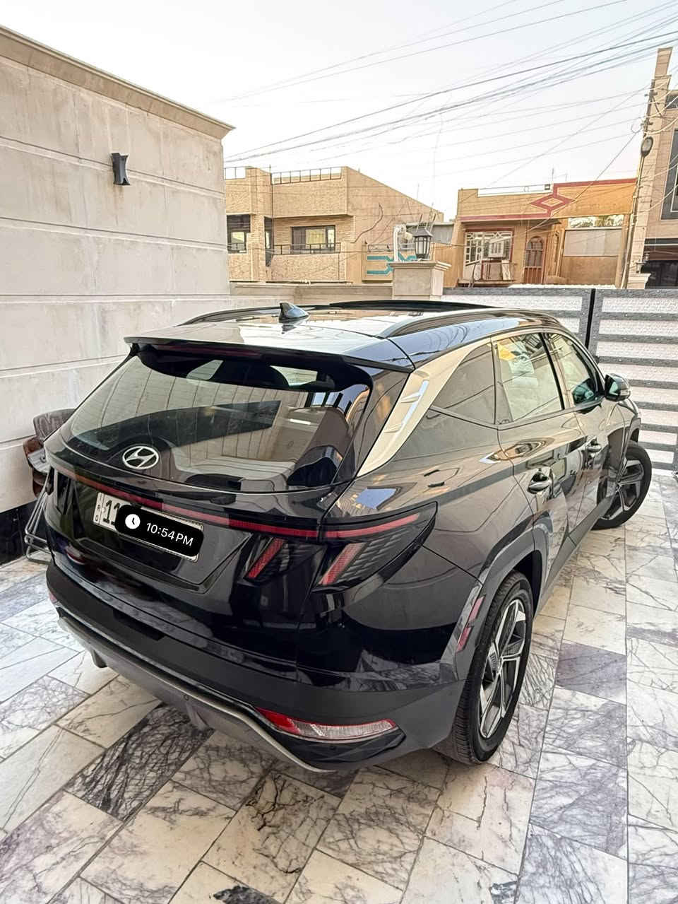 السلام وعليكم
للبيع توسان2022
وارد امريكي فول مواصفات 
لمتد هايبرد 
رقم بغداد  
تحويل مباشر 
فـول بانراما 

المواصفات:-
شاشه دجتل
بانراما
تشغيل بصمة + ابواب
تشغيل عن بعد
سايد بريك دگمة   
تقديم وترجيع بالبصمة
اوتو هولد
بك لايت LED
كراسي كهرباء
داخل جلد 
كشنات تدفئة تبريد 
تدفئة استيرن
رادار امامي خلفي
قيادة ذاتية 
تحديد مسار  
حساسات امامية + خلفية 
تحكم مقود كامل
بصمات عدد 2 
انارة ترحيب
نقطة نزول منحدرات. 
نظام مانع تزحلق
‏ABS
شاحن موبايل واير ليس  
اشاير بالمري والمري شفط
مخرج AUX + USB
‏BIuetooth
مخرج منفذ الطاقة عدد 2    
درايف مود
‏(Normail - eco- sport t) 
سبير منازل

السيارة جاهزة بدون اي نقص
بيهة صبغ قبغ جنطة والباقي 
مكفول من البارد والصبغ والتعديل
عنوان السيارة بغداد حي الخظراء
***********
عنوان السيارة
بغداد حي الخضراء

