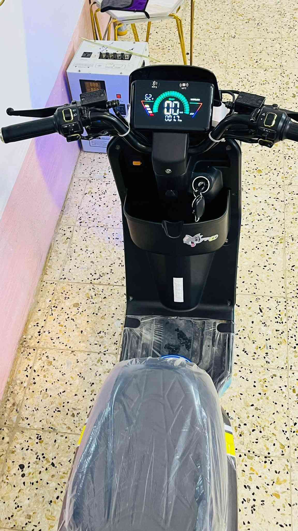 السلام عليكم 
للبيع دراجه نوع (R7) 
ملف 1500واط نحاس اصلي 
الدراجه فوال مواصفات نشرات لايت زنون علي ناصي 
بلاتوث منفذ شحن بصمه وكرت شاشه الدراجه شلعه ومعدل فول السعر  خاص  وبيها مجال شيء قليل  
المكان صلاح الدين (يثرب ) الرقم ***********
