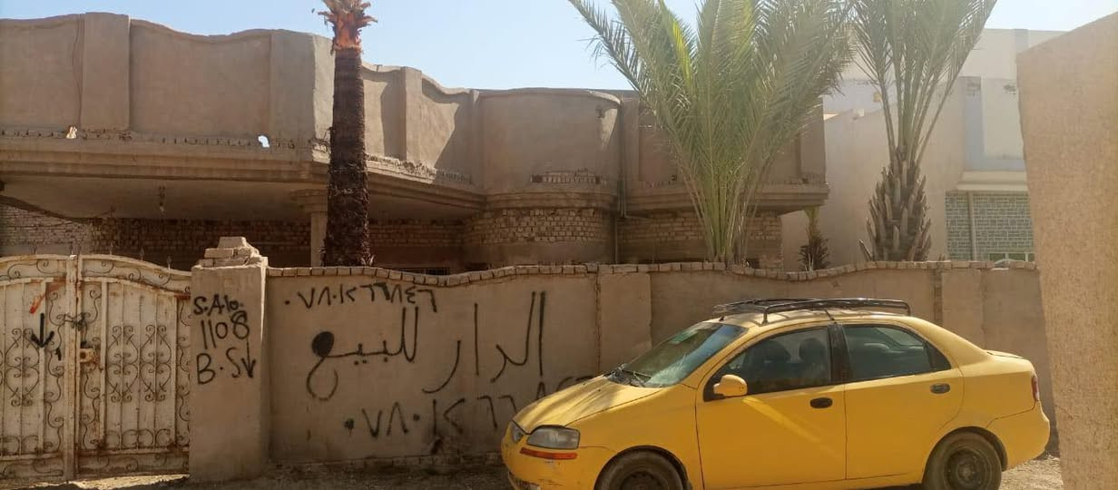 السلام عليكم  بيت مساحة 320 متر للبيع في الحلة حي العسكري الظُباط يحتوي على غرفتين نوم و صالة و مطبخ و استقبال وبيتونه وصحيات موقع تجاري ممتاز و قريب على المدارس و الجامعات الإتصال على الرقم
 ‭***********‬
