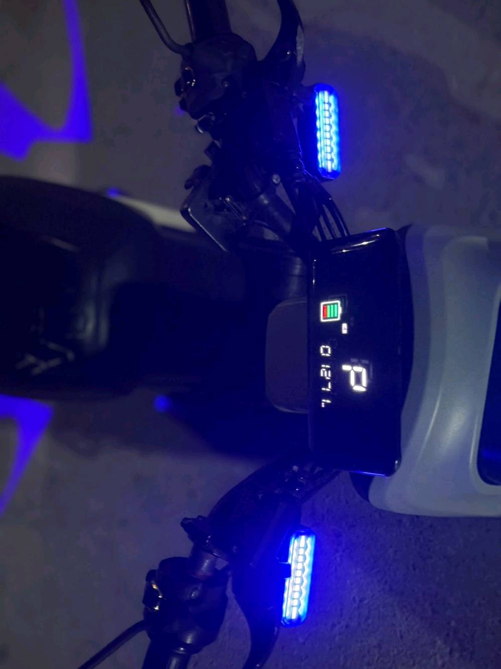 *السلام عليكم ورحمة الله وبركاته* 👋
*ماطور R8* 🛵  
*5 بطاريات* 🔋  
*شغال كامل* ✅  
*كله شرط* 💯  
وعل فحص 🌪
*نضافة فول* ✨  
*السعر 350قفلل* 💵  
*المكان موصل* 📍