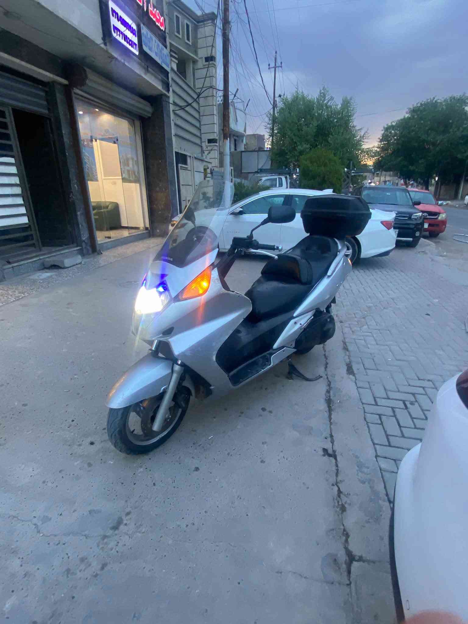السلام عليكم سلفر ونج بقلاوه 400cc مكينتها كفاله عامه شرط نعومه شلعه معدل دراجه كلش حلوه ونضيفه مابيها اي نقص كلها شغاله كهربائيات دبلات  بريكات قفل ستيرن صندوك كلوب جنطه رقم كله شغال ماذب عليه ربع دينار صوت مكينتها واضح بلفيديو مكاني بغداد الدوره سعرها مليونين مستعجل عل بيع ***********
