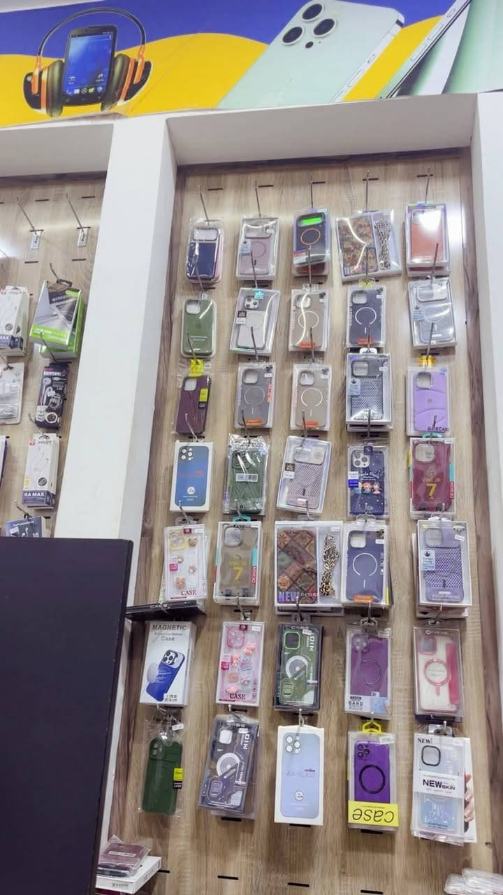 السلام عليكم
محل موبايلات معروض للبيع جاهز من كلشي وموقعه ممتاز وايجارة رخيص وبسعر مناسب  للشراي بمليونين وربع
يحتوي على جام خانة نوعية حديثة وميز مكتبي كبير حديث ورفوف جديدة ومغلف كاربون ومنظومة كامرات اصلية منها صورة وصوت ومكيف سعودي اضافة إلى بناء المحل والسقف الثانوي وغيرها كلها تابعه لها
ويحتوي كذلك على اكسسوارات تقريبا 500 كڨر متنوع و500 لزكة متنوعة وشواحن وسماعات اصلية وعادية ايفون واندرويد وغيرها ويرهم بدون الاكسسوارات بسعر قابل للتفاوض
للاستفسار الاتصال على الرقم
***********

