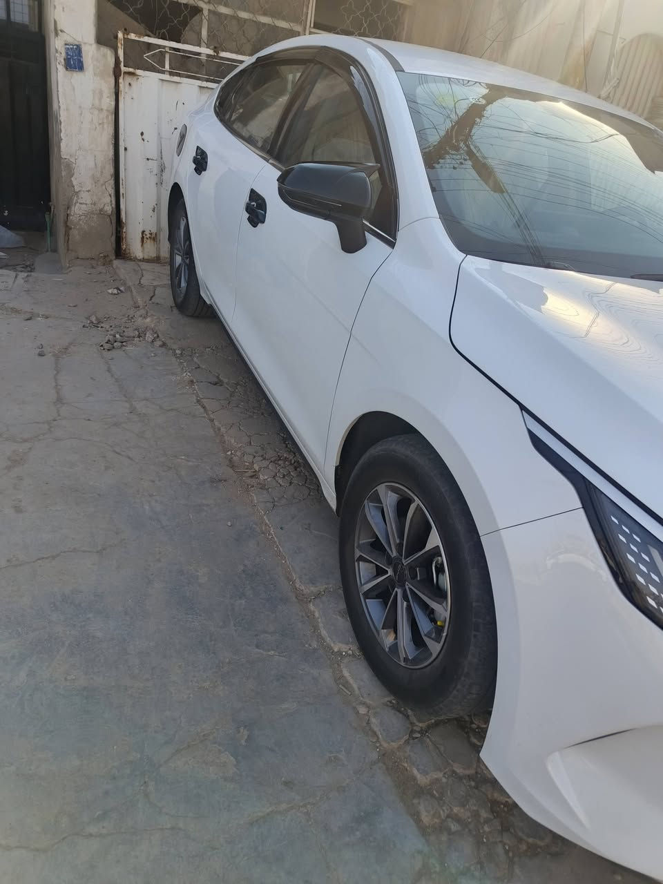 السلام عليكم
BYD
دسترويل 
مديل :2025
ماشيه : 15الف الكلي
تشغيل عن بعد 
كير محرك مكفول
كشنات ابيض رياضية
لد نهاري 
شاشه قلابه 
اشاير بل مري 
وبعد مواصفات دسترويل معروفه
السيارة بيها رصعات
 السعر 18250 وبيها مجال
عنواني بغداد 
حي اور.***********

