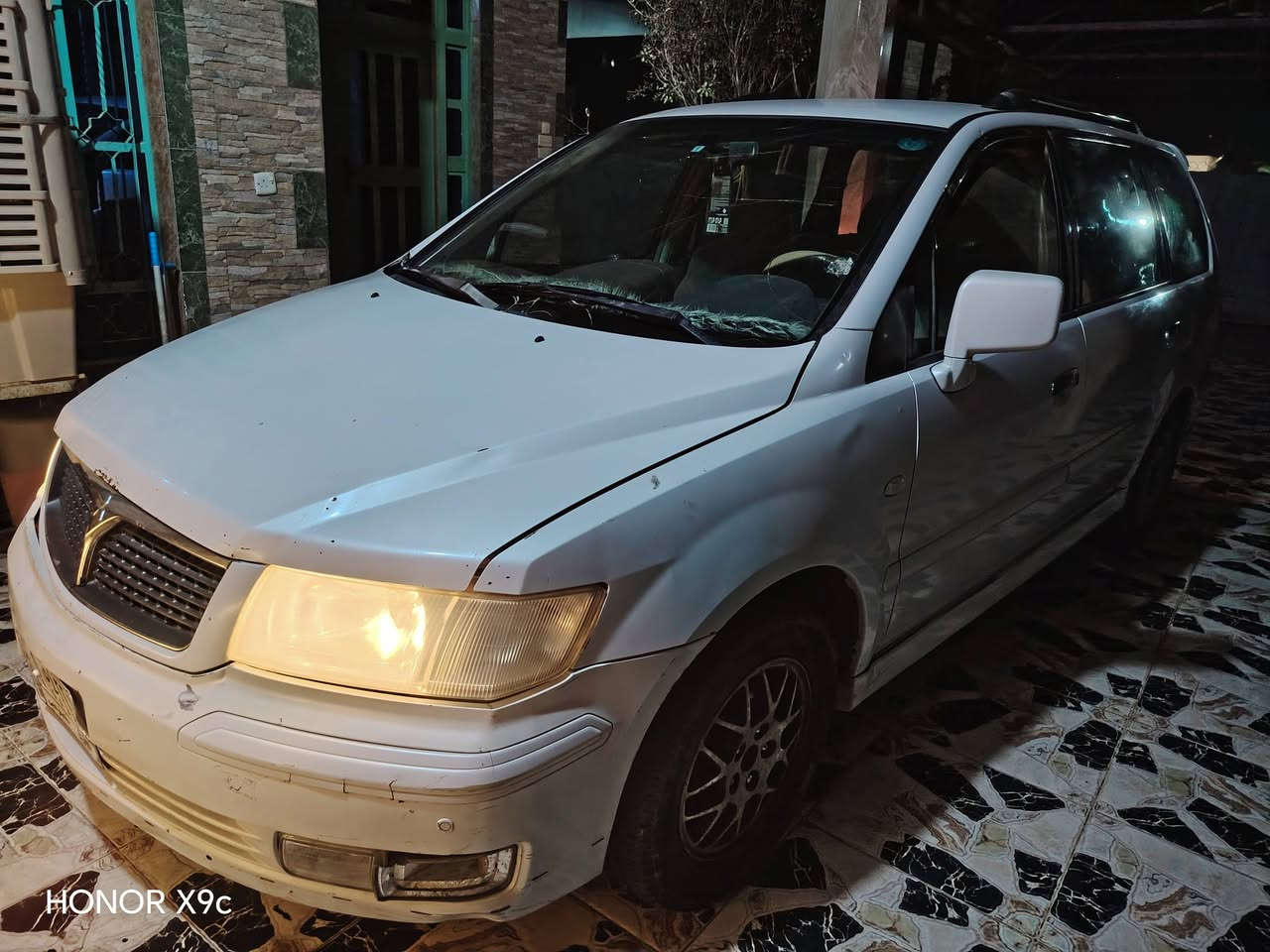 سلام عليكم ورحمة الله 
مستوبيشي شاريوت 7 راكب 2009
تبريد بس غاز كهربائيات كلها شغاله
بيها طخه بصيطه مشط ستيرن چان تعبان سويته جديد دسكات +بنز جدد نوزلات جدد فيت بم جديد سعرها 33
تحويل مباشر استفسار ***********
