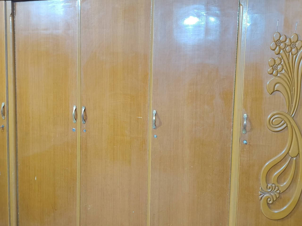 سلام عليكم للبيع غرفه تسكام كلش نضيفه عوزها بس تلميع سبب البيع كعدت بيت قياسها جبير مكاني نجف حي العسكري ***********
