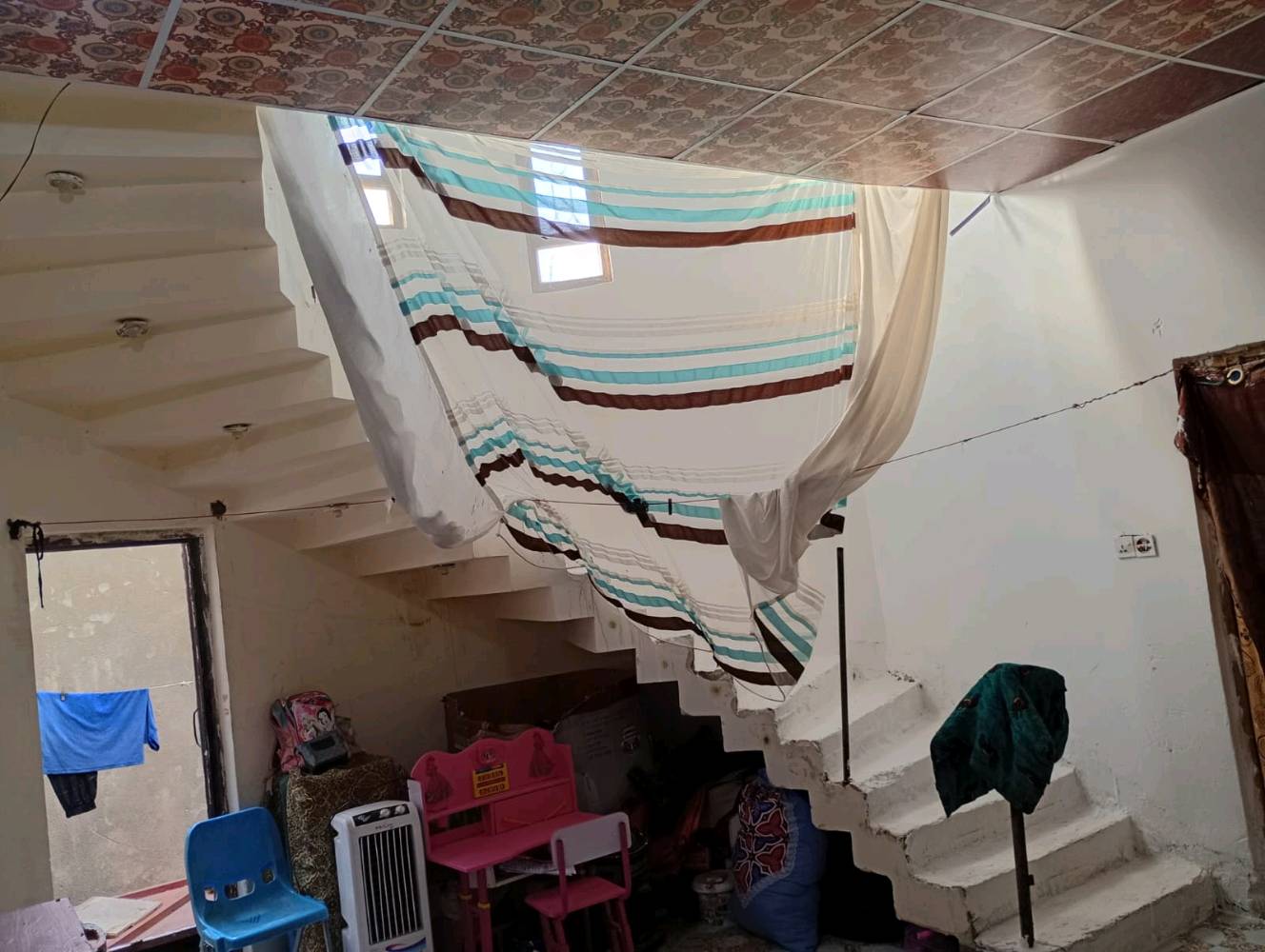 السلام عليكم البيت بلدية للبيع في ابي الخصيب عويسان شارع القصور قرب شارعالشهيد حسين الكناني داخل الفرع 
سعر 56 بيه مجال و قابل للتفاوض و البيت بعده جديد و البيت يحتوي على قرفتين2 ومنور و هول و صحيات داخليه و مطبخ و استقبال و ديوانيه و صحيات خارجية و كراج اتساع سيارة كبيره مساحته البيت 200 متر 
رقم الهاتف تواصل واتساب ***********