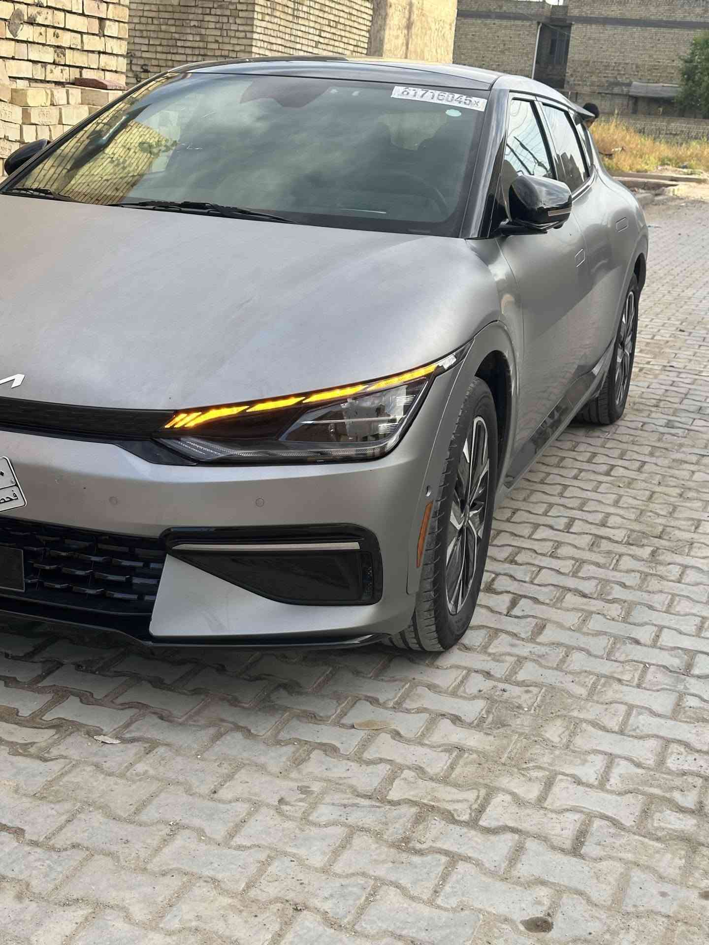 للبيع | Kia EV6 2024 ⚡️🔥
▪️ الموديل: 2024
▪️ كهربائية بالكامل ⚡️
▪️ دبل ماطور AWD
▪️ المدى: يصل إلى 600 كم 🔋
▪️ البطارية: 77.4 kWh
▪️ القوة: 320 حصان
▪️ العزم: 605 نيوتن متر

⭐️ المواصفات:

▪️ فول أوبشن
▪️ كشنات لونين
▪️ كشنات كهربائية
▪️ تدفئة وتبريد الكشنات ❄️🔥
▪️ ذاكرة كشن السائق
▪️ Head-Up Display (داته شو)
▪️ كاميرات 360 درجة
▪️ حساسات أمامية وخلفية
▪️ شاشة وسطية + شاشة عدادات رقمية
▪️ Apple CarPlay / Android Auto
▪️ شحن لاسلكي للموبايل
▪️ نظام صوت Meridian 🔊
▪️ دركسون مدفأ
▪️ مثبت سرعة متكيف
▪️ Blind Spot
▪️ دخول وتشغيل بدون مفتاح
▪️ إضاءة LED
▪️ مرايا كهربائية

📍 السياره بدون لوحات فحص مواقت ترقيمهة ميعبر ال٢٠٠الف 
⚡️ سيارة كهربائية فخمة، دبل ماطور، فول مواصفات
📞 الاستفار ***********
ملاحضه السياره بيهة نواقص قليله تعمير الأردن مكاني الشعب فقط بيع ماراوس 
السعر ١٧٥
