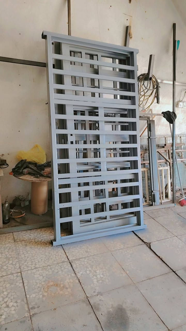 باب سياج.
3. أمتار عرض.
ارتفاع. 225
++++++++ باب طلاكه وحده نفس النقشه. ارتفاع 225×100
قطعه محجر. نفس النقشه. طول 4 متر. ارتفاع 150

شباك. 100×200
شباك.200×200.
للبيع نجف حي النداء شارع جامعة الكفيل
***********
