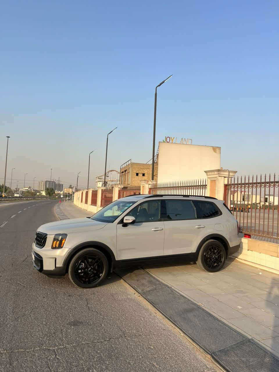 ‎كيا تيلورايد فول الفول  / اكس لاين (2024)🤍🔥
الفئة: PRESTIGE X-LINE
🚘 وارد امريكي
سياره كفاله عامه من صبغ بارد تبديل 
حادثه نسبه غرق وشغاله من امريكا 
نسبه 20 بل ميه 
 فول مواصفات 1/1 (أعلى مواصفات 
🏁عداد المسافه 14mi
✨ فتحتين سقف بانوراما 
كامرات محيطيه فول كامرات 
🪞 مرايا شفط🔁 مرايا إشارات
🔥❄️ كشنات أمامية تدفئة وتبريد
🔥❄️ كشنات خلفية تدفئة وتبريد
👑 كشنات منفصلة VIP
🚀 تشغيل عن بعد
📡 رادار أمامي
📡 رادار جانبي
💡 لايتات LED زنون
🌤️ لايتات نهارية LED
📟 حساسات أمامية وخلفية
🎛️ هزاز ستيرن
🖥️ داتا شو أمامي (HUD)
💆‍♂️ مساج كشن السايق
🌈 إضاءة داخلية ليزرية
🎥 كاميرات 360 درجة
👁️‍🗨️ نظام النقطة العمياء
🛣️ تحذير مغادرة المسار
🧠 مثبت سرعة متكيف
🛑 مانع تصادم
🧳 باب خلفي كهرباء
💺 ميموري كشنات
🔊 نظام صوتي فاخر
       
السعر295$ وبيه مجال 
مكان السياره بغداد حي الجامعه 
☎️ ***********
