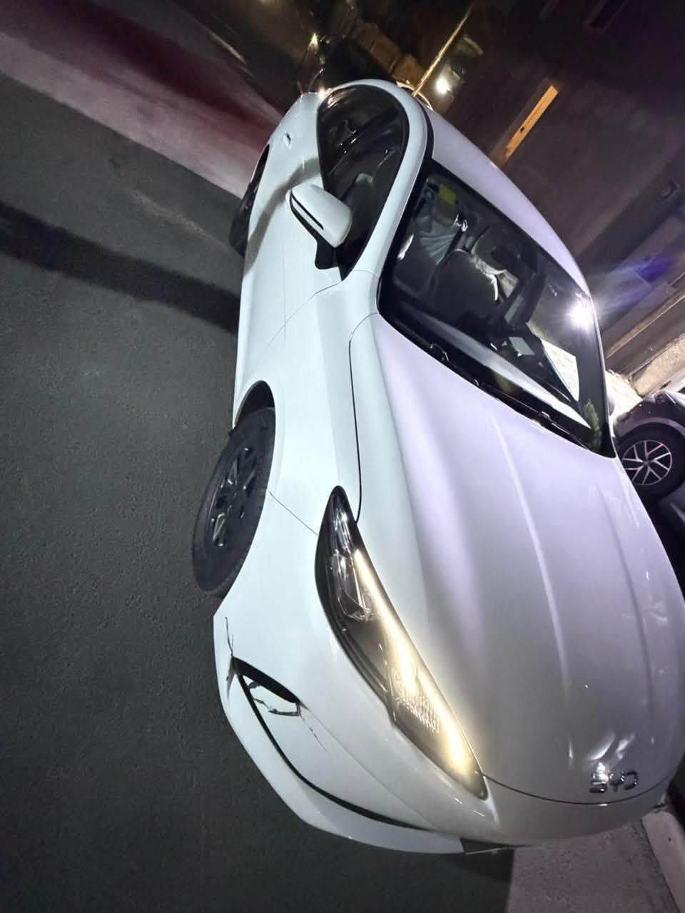السلام عليكم BYD سيل 5 للبيع
السيارة كفاله عامة 
ماشيه الكلي 6200
بانزين 4500
كهرباء 1600
بيهه ملاحضة
الدعامية بيهه كسر بسيط مصلح بدون تكحيل موضح بلصور
نگدة حصوايه بسيطة بل بك لات جهه السايق 
السعر 20 مليون 200 الف وبيهه مجال
مكان السيارة بغداد حي الجامعة ***********
