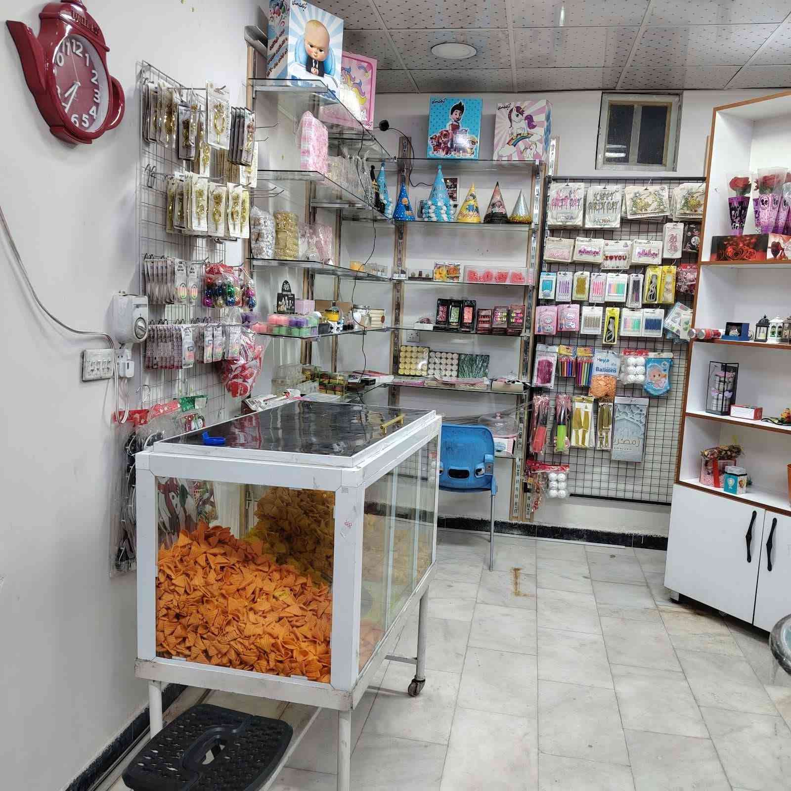 من رخصة الادمن
للبيع محل مكسرات ومعجنات في حي الجهاد المخابرات 
فرصة جاهزة للعمل مباشرة.
الموقع: شارع تجاري.
مساحة المحل: 7×3 متر.
يحتوي على:
براد كيك كبير.
ماكينة إزبري .
ماكينة ذرة.
رفوف مكسرات وشوكولاتة وهدايا.
تجهيزات كاملة للمحل.
البيع لعدم التفرغ .
السعر: تحت التقييم 
للاستفسار يرجى التواصل على الرقم: (*********** ).
