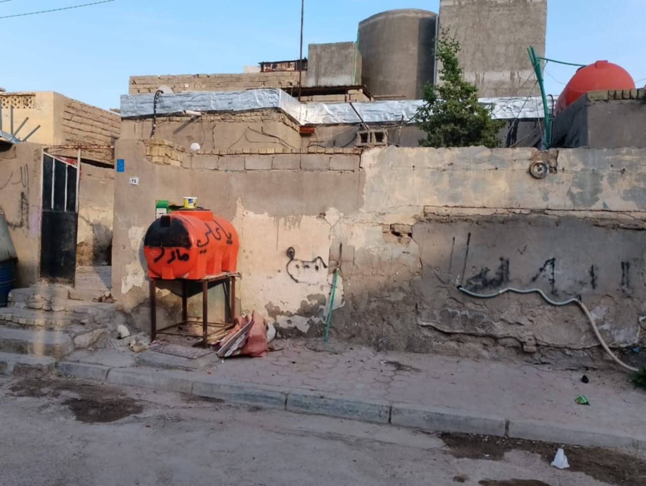دار البيع طابو صرف
قديم صالح السكن 
 في منطقة كزيزه 
قرب شارع العريض 
المساحه.    ونص142
غرف عدد 3
صالت ستقبال 
مطبح +هول 
صحيات 
متوفر كافة الخدمات 
سعر 95 وبي مجال قليل 
الاستفسار ... ***********
