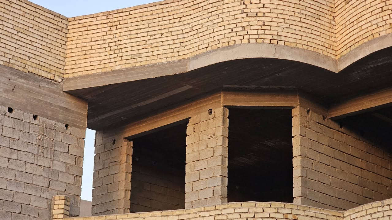 بيت هيكل كامل طابقين المساحة ٢٠٠م مربع الطابق الارضي ومجموعة صحية خارجية استقبال ٥×٦+مطبخ بالوجه٦×٤.٢ صالة داخلية + مجمع درج حلزوني+ مجموعة صحية داخلية+ منورين يمين ويسار+ غرفتين نوم ٤×٥ مع مجموعة صحية داخليةو٤×٤ مع مجموعة صحية داخلية+ ممر خلف البناء  والطابق الأول مثل الارضي الموقع بعقوبة قريب جدا من جامعة بلاد الرافدين قرب تقاطع القدس المنطقة مخدومة ماء وكهرباء الاستفسار الاتصال على ***********
