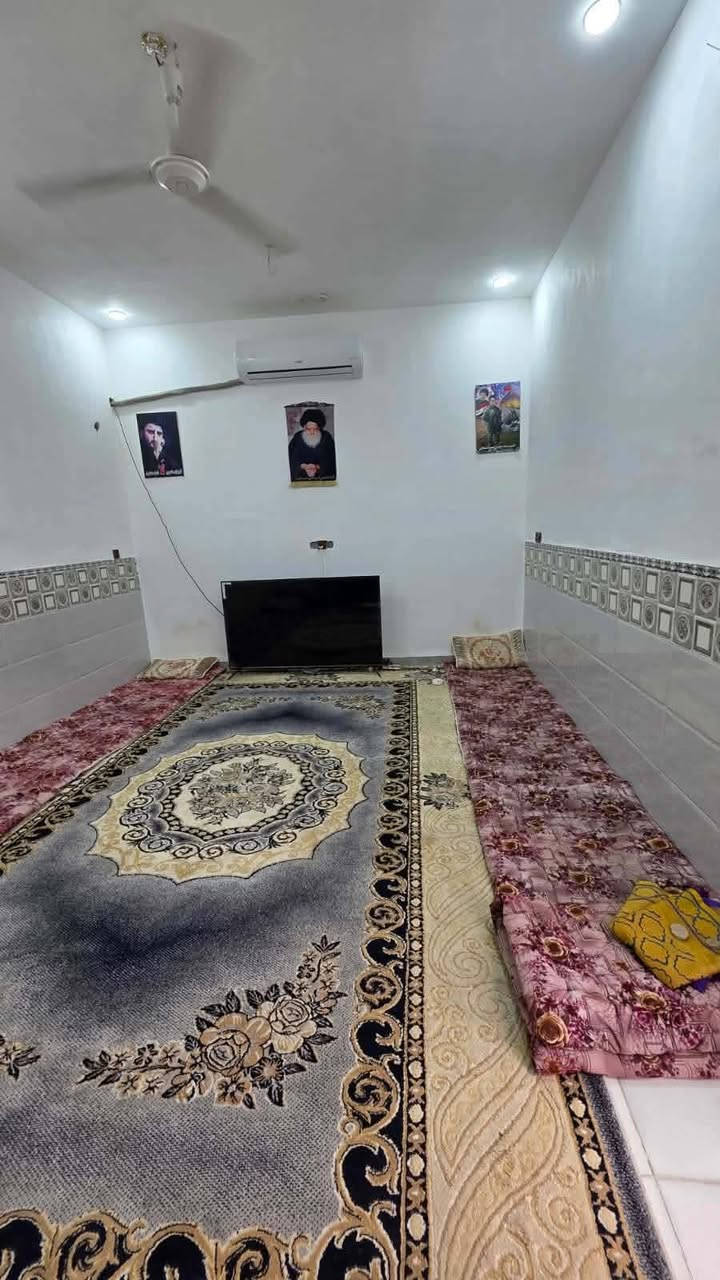 دار للبيع المساحه ١٥٠ متر طابو زراعي بشارع علي قماره ثاني قطعه عن الشارع 
البناء حديث ٢٠٢٥ 
البيت يتكون من طابقين 
الطابق الاول يتكون من غرفتين وحده الطول ٦والعرض ٤ والثانيه الطول ٤والعرض ٤
صاله جبيره الطول ٧ والعرض ٤ونص
مطبخ حار ومطبخ بارد
استقبال الطول ٦والعرض ٤
مجمع صحيات داخليه وخارجه
الطابق الثاني 
غرفه وحده الطول ٤والعرض ٤
للاتصال على الرقم ***********
