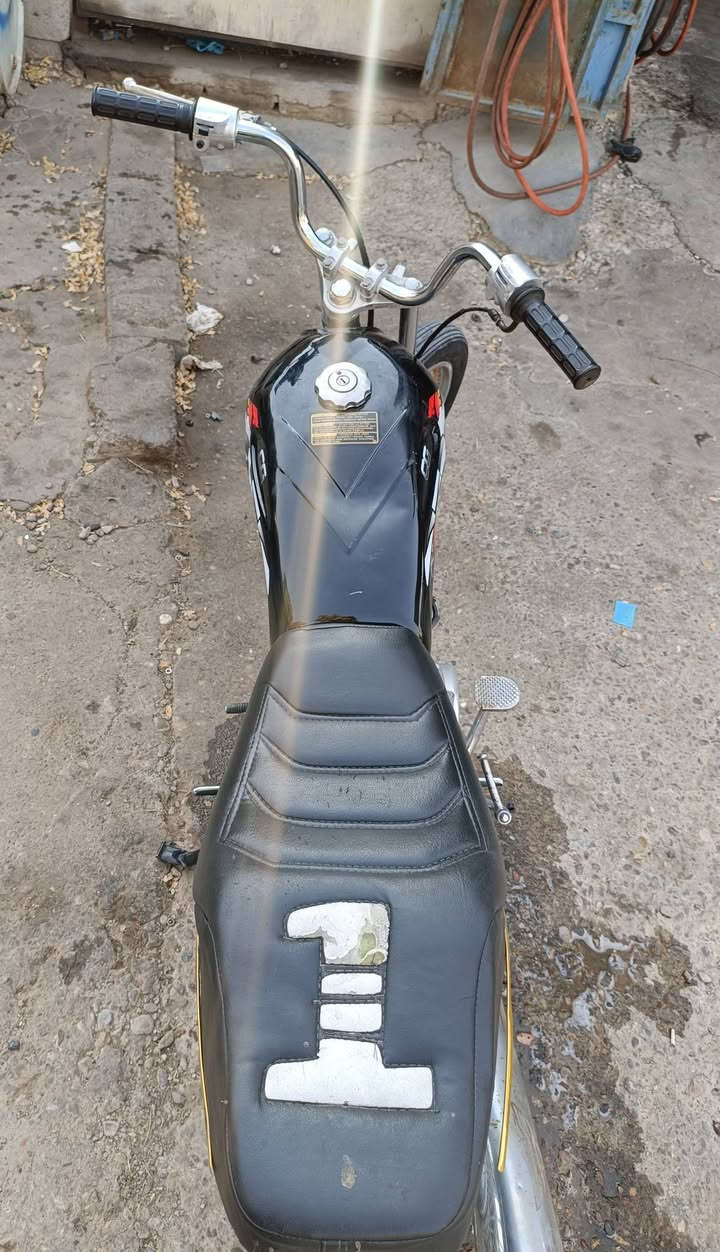 دراجه للبيع نامه شلامجه موديل 22حربي مكينه مفتوح مبدل ولفات بس دراجه حيل نضيف مكينه مابيها ايي صوت او بخار اوصرف تانكي وكشن باكستاني اليريد يراسلني اويتصل عل هااي رقم وسعر خاص***********
