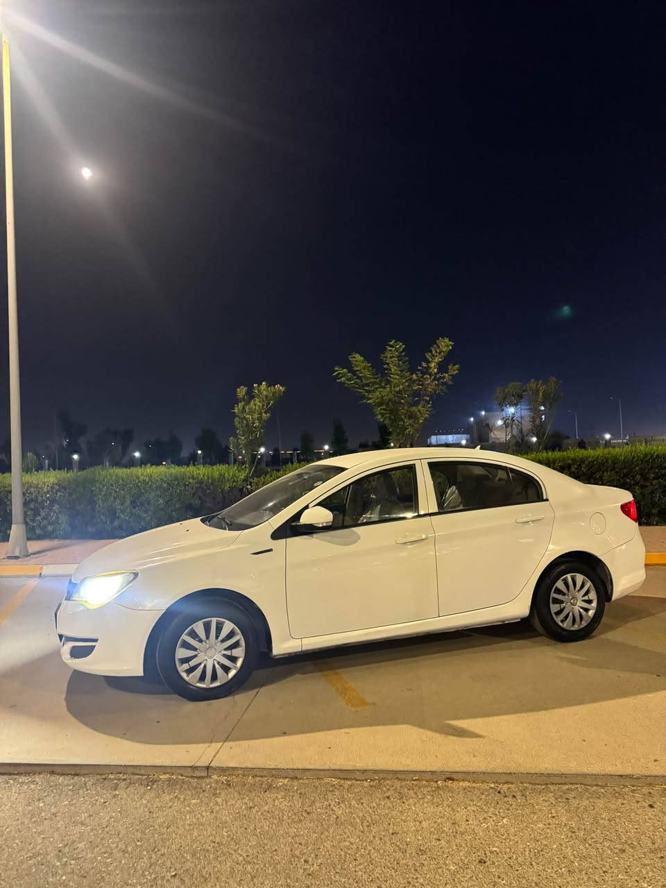 MG350     2015 شاشە ئایپاد تةبريد لةگةل سويج پێش پشت کە پس سیارە کی بی مە سروف غە رامە ی ٩ وەرەقە لە سە ره دوای مە عا مە لە دە دریتەوە 
سيارةكة تازة فةحسوو هةزةي لو كراية كاميرة حساس گير توماتيك -حادي جام كارةبا مةكينة مرغوب  سبوغ ٣ پارجةي و نيوي سبوخة بي   داخيلي پيشو بشتي كةپسة بۆ پەیوەندی *********** أربيل, العراق
