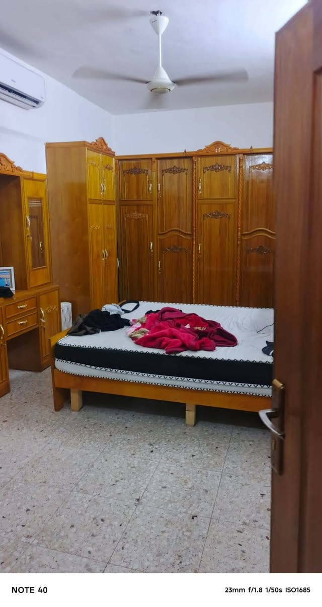 سلام وعليكم بيت البيع كامل بنا جديد   المساحه مالته 150 متر خلف مخبز المجتبى تبليط ماء مجاري كمل مكمل *********** تصل وتعرف سعر
