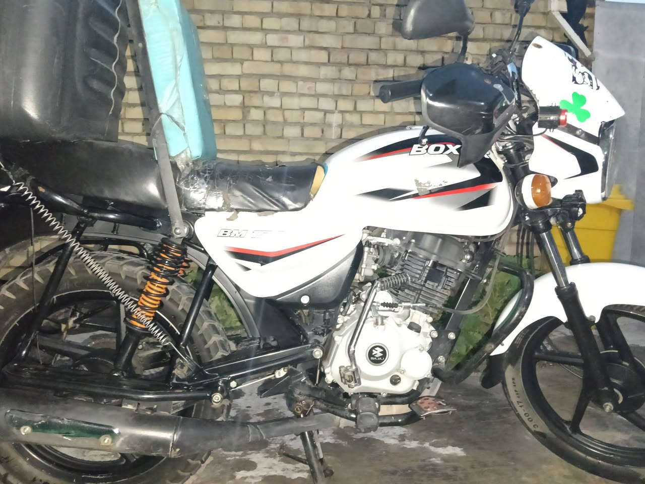 سلام عليكم دراجه بوكسر مديل ( 23 ) رقم بغداد وسنويه تحويل ثاني يوم دراجه مجفته مره وحده نضيفه يرادلها شوي ترتيب مثل دوشمه كشن وبنزات امامي وخلفي وتنضيف كابريتر فقط دراجه خير من الله سعر ( مليونين و150 ) وبيها مجال قليل مكاني بغداد حي النصر رقمي بس واتساب ***********
